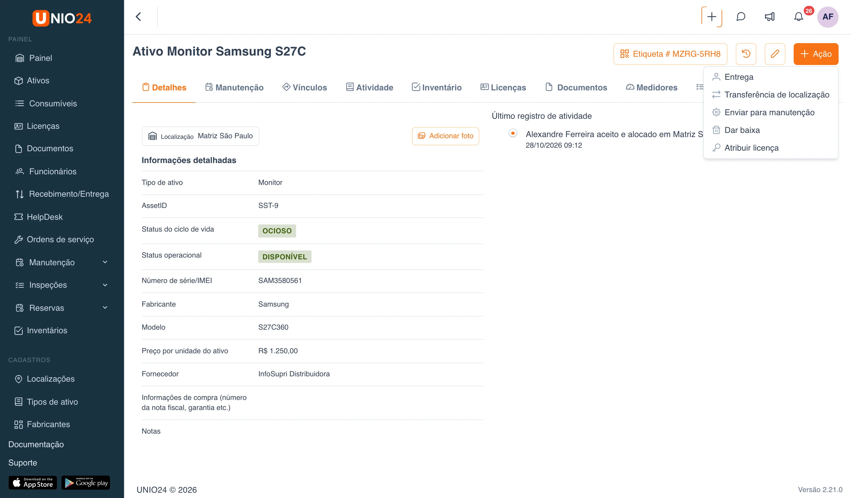 Ficha do ativo “Monitor Samsung S27C” com o menu “Ação” aberto: itens “Entrega”, “Transferência de localização”, “Enviar para manutenção”, “Dar baixa” e “Atribuir licença”
