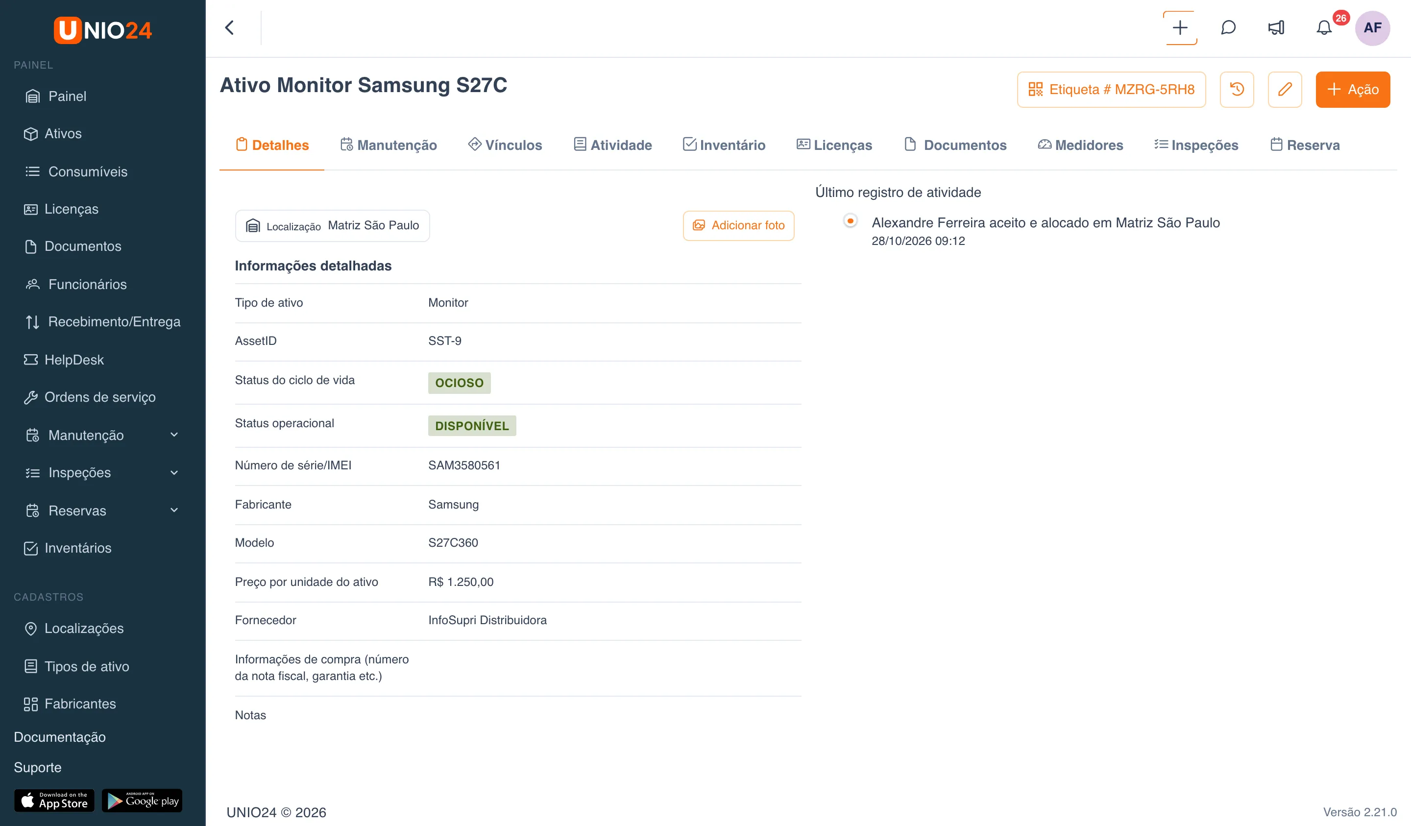 Ficha do ativo “Monitor Samsung S27C”, aba “Detalhes”: cabeçalho com a etiqueta, os botões de histórico e de edição e o botão “Ação”, as abas (Detalhes, Manutenção, Vínculos, Atividade, Inventário, Licenças, Documentos, Medidores, Inspeções, Reserva) e o bloco “Informações detalhadas” com o detentor atual, a localização “Matriz São Paulo”