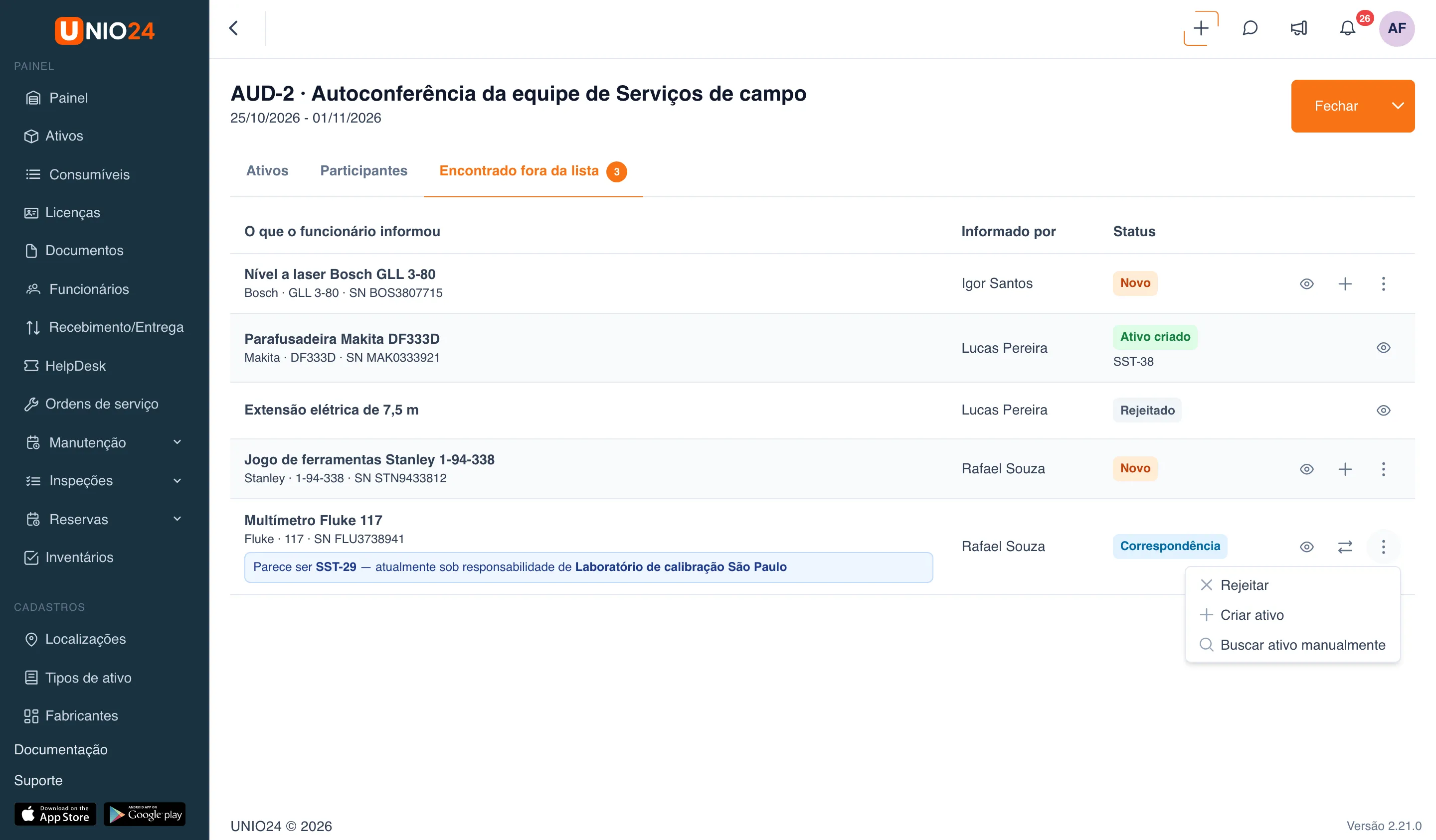 Aba “Encontrado fora da lista” do inventário AUD-2: registros “Nível a laser Bosch GLL 3-80” (Novo), “Parafusadeira Makita DF333D” (Ativo criado, SST-38), “Extensão elétrica de 7,5 m” (Rejeitado), “Jogo de ferramentas Stanley 1-94-338” (Novo) e “Multímetro Fluke 117” (Correspondência), com a sugestão “Parece ser SST-29 — atualmente sob responsabilidade de Laboratório de calibração São Paulo”; no último registro, o menu aberto: “Rejeitar”, “Criar ativo”, “Buscar ativo manualmente”