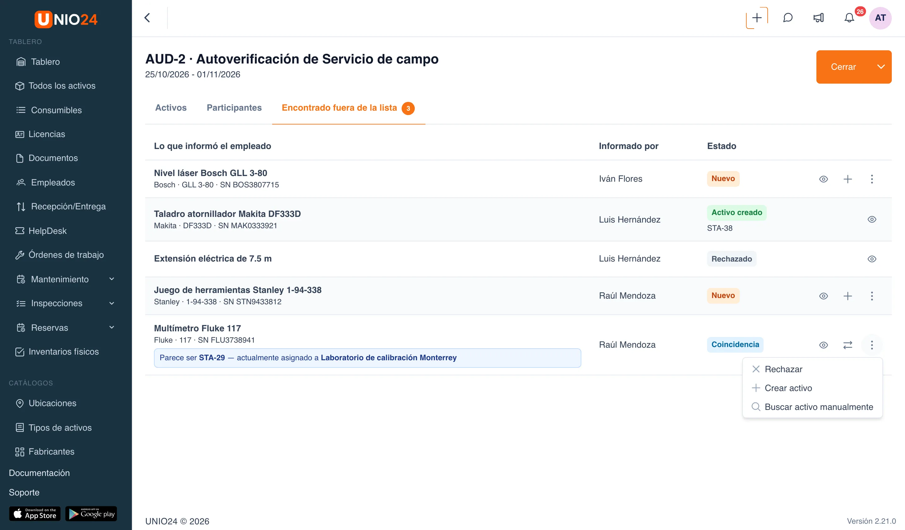Pestaña «Encontrado fuera de la lista» del inventario físico AUD-2: registros «Nivel láser Bosch GLL 3-80» (Nuevo), «Taladro atornillador Makita DF333D» (Activo creado, STA-38), «Extensión eléctrica de 7.5 m» (Rechazado), «Juego de herramientas Stanley 1-94-338» (Nuevo) y «Multímetro Fluke 117» (Coincidencia) con la sugerencia «Parece ser STA-29 — actualmente asignado a Laboratorio de calibración Monterrey»; el último registro tiene el menú abierto: «Rechazar», «Crear activo», «Buscar activo manualmente»