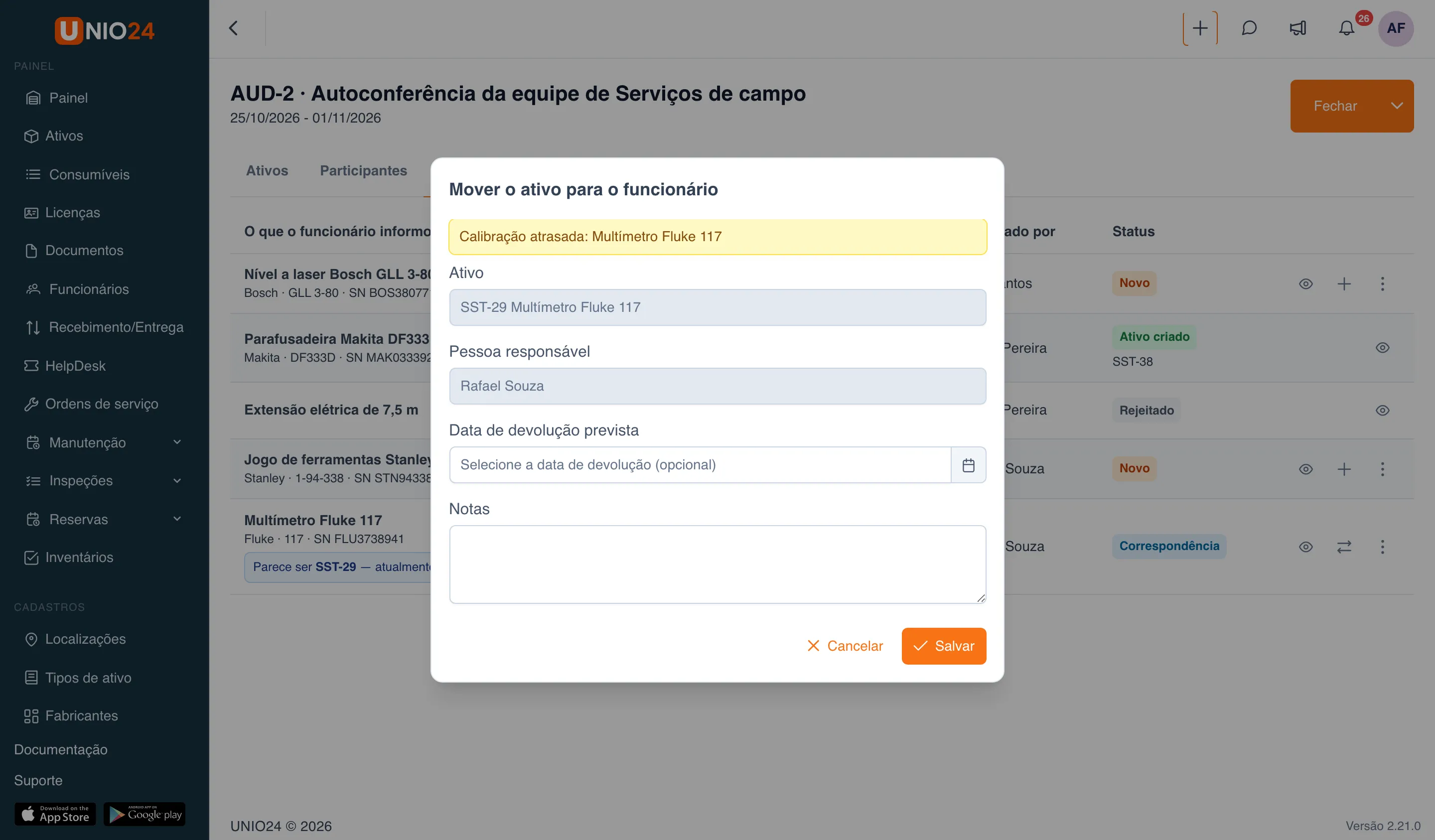 Janela “Mover o ativo para o funcionário”: aviso amarelo “Calibração atrasada: Multímetro Fluke 117”, campos “Ativo” — “SST-29 Multímetro Fluke 117”, “Pessoa responsável” — “Rafael Souza”, “Data de devolução prevista” e “Notas”, botões “Cancelar” e “Salvar”