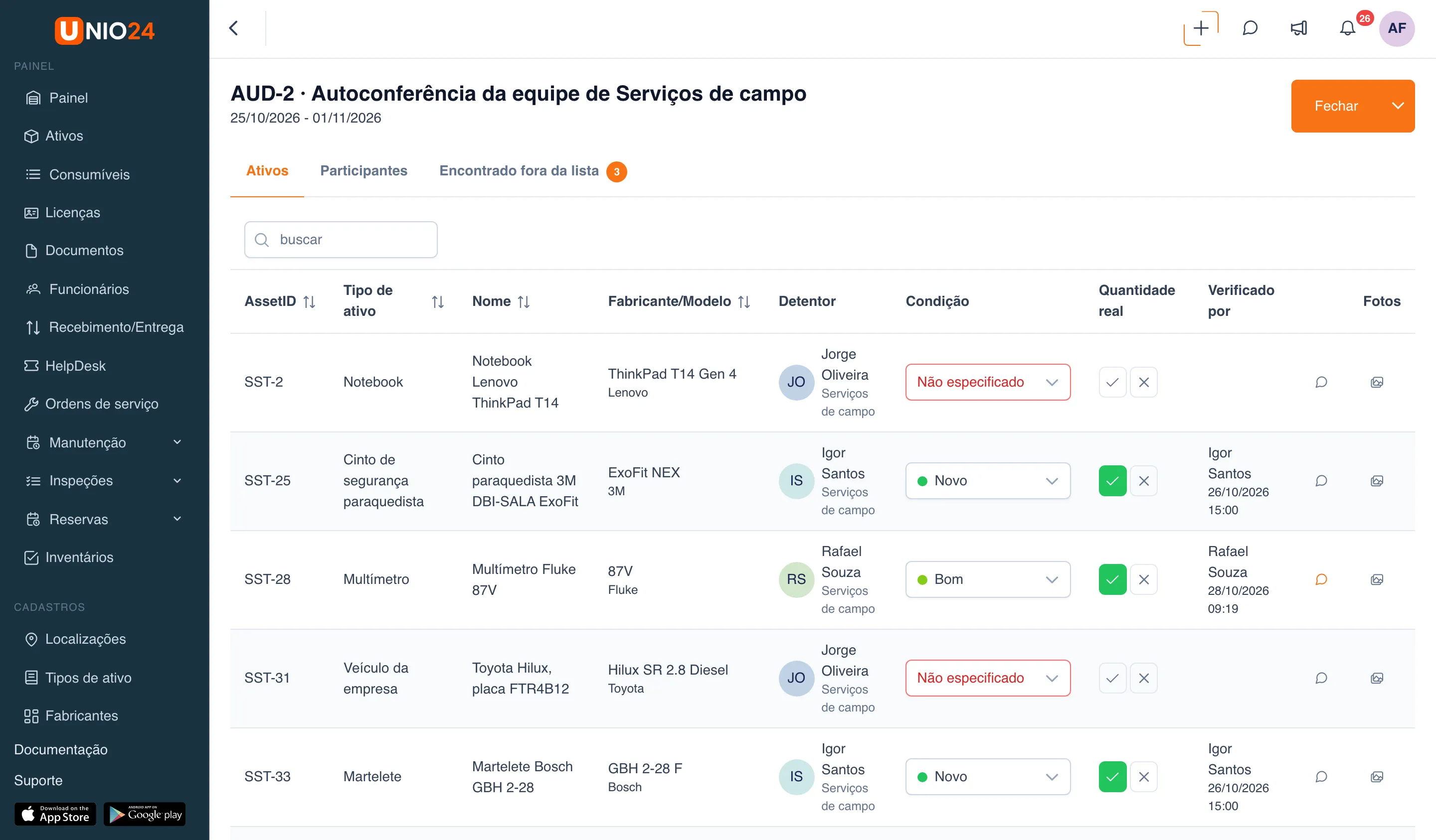Inventário aberto AUD-2 “Autoconferência da equipe de Serviços de campo”: abas “Ativos”, “Participantes” e “Encontrado fora da lista” com contador; tabela de ativos com as colunas “AssetID”, “Tipo de ativo”, “Nome”, “Fabricante/Modelo”, “Detentor”, “Condição”, “Quantidade real”, “Verificado por” e “Fotos”; três ativos marcados como presentes com as condições “Novo” e “Bom”, os demais com a condição “Não especificado”