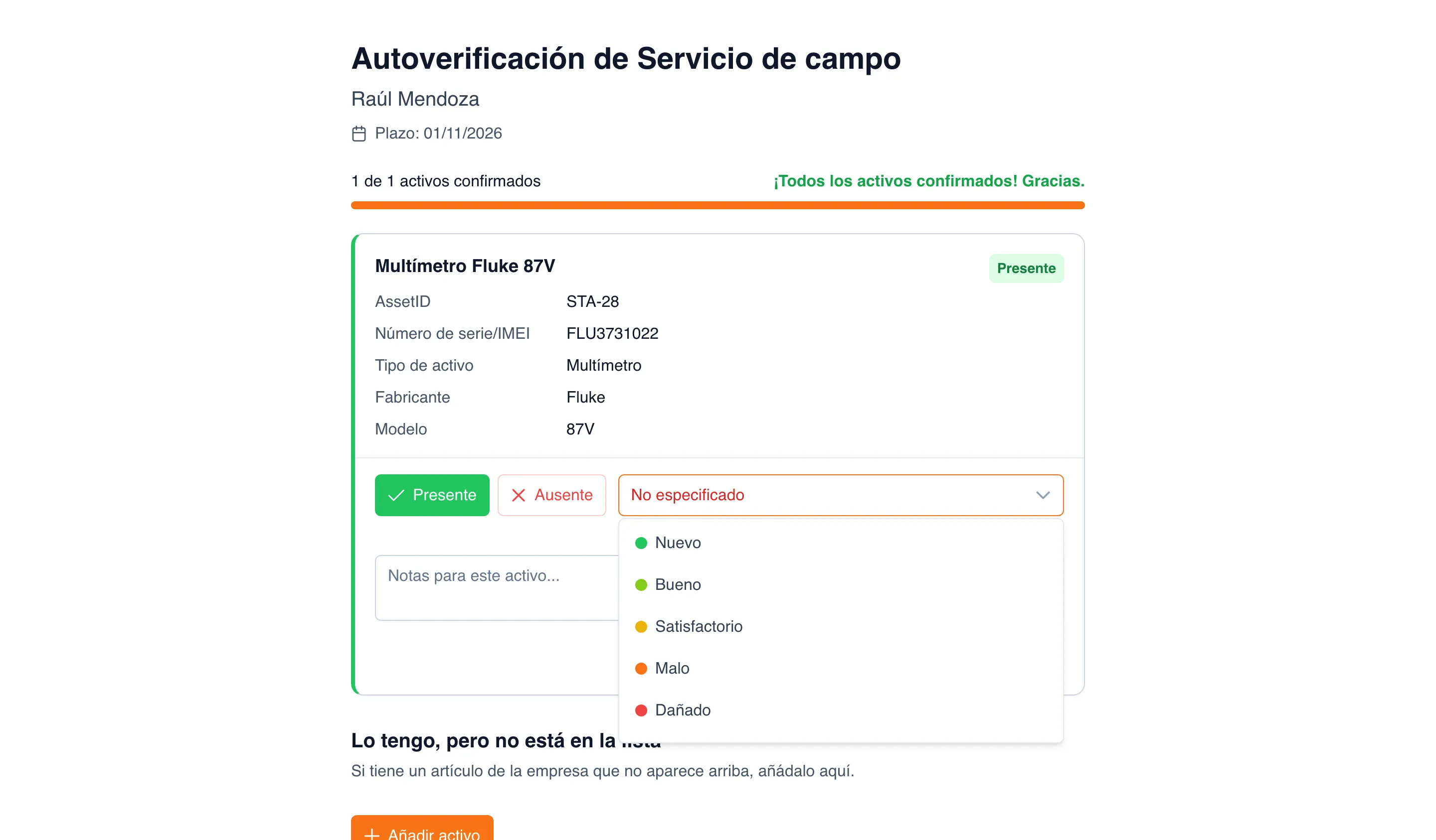 Página del inventario físico en la computadora: «Autoverificación de Servicio de campo», Raúl Mendoza, «Plazo: 01/11/2026», «1 de 1 activos confirmados» y «¡Todos los activos confirmados! Gracias.», tarjeta del multímetro Fluke 87V con AssetID, número de serie, tipo, fabricante y modelo, botones «Presente» (seleccionado) y «Ausente» y la lista de condiciones abierta: «Nuevo», «Bueno», «Satisfactorio», «Malo», «Dañado»