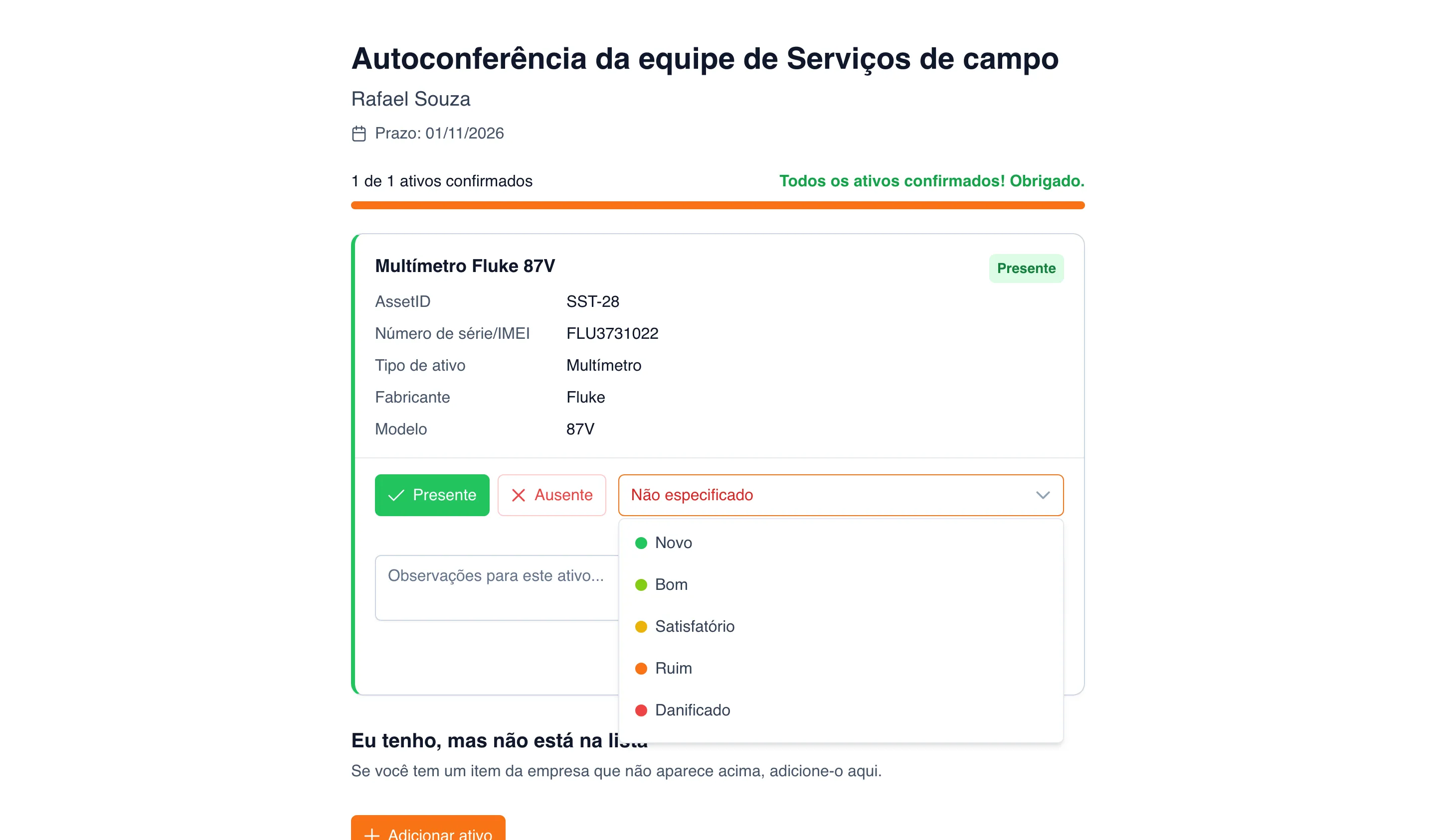 Página do inventário com os funcionários no computador: “Autoconferência da equipe de Serviços de campo”, Rafael Souza, “Prazo: 01/11/2026”, “1 de 1 ativos confirmados” e “Todos os ativos confirmados! Obrigado.”; cartão do multímetro Fluke 87V com AssetID e número de série, tipo, fabricante e modelo, botões “Presente” (pressionado) e “Ausente” e a lista de condições aberta: “Novo”, “Bom”, “Satisfatório”, “Ruim”, “Danificado”