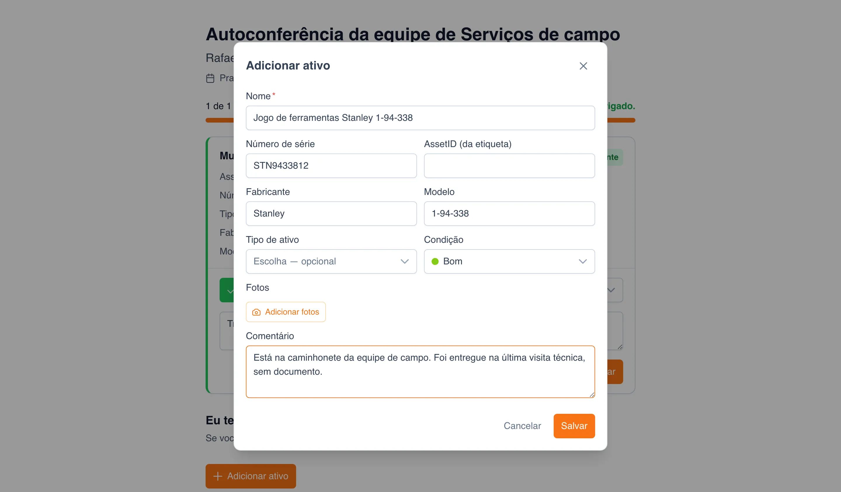 Janela “Adicionar ativo” sobre a página do inventário: “Nome” — “Jogo de ferramentas Stanley 1-94-338”, “Número de série” — “STN9433812”, “AssetID (da etiqueta)” vazio, “Fabricante” — “Stanley”, “Modelo” — “1-94-338”, “Tipo de ativo”, “Condição” — “Bom”, botão “Adicionar fotos”, “Comentário” — “Está na caminhonete da equipe de campo. Foi entregue na última visita técnica, sem documento.”, botões “Cancelar” e “Salvar”