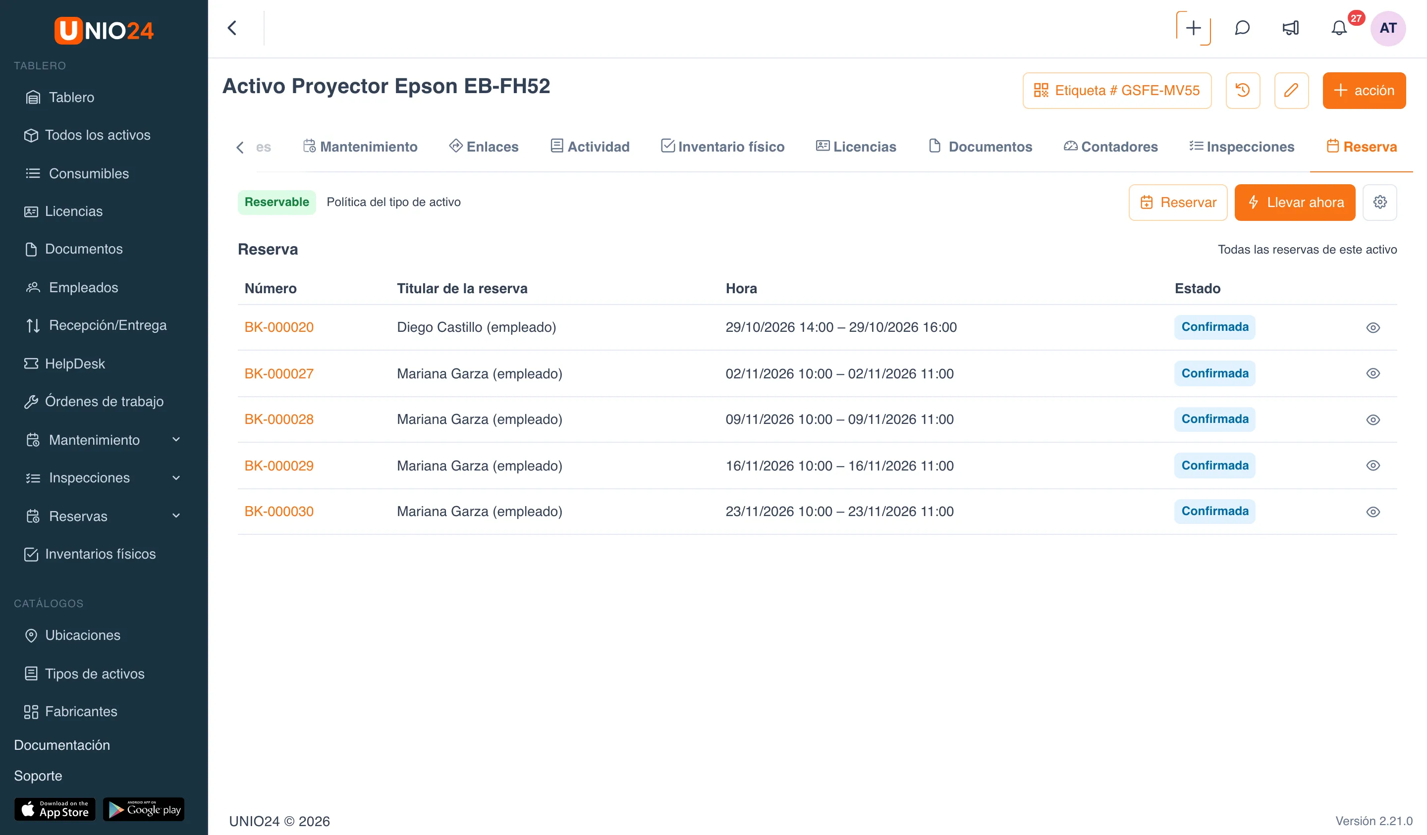 Pestaña «Reserva» de la ficha del activo «Proyector Epson EB-FH52»: etiqueta «Reservable» con «Política del tipo de activo», botones «Reservar» y «Llevar ahora» y el botón de configuración de la disponibilidad, y la tabla de reservas del activo con el estado «Confirmada»