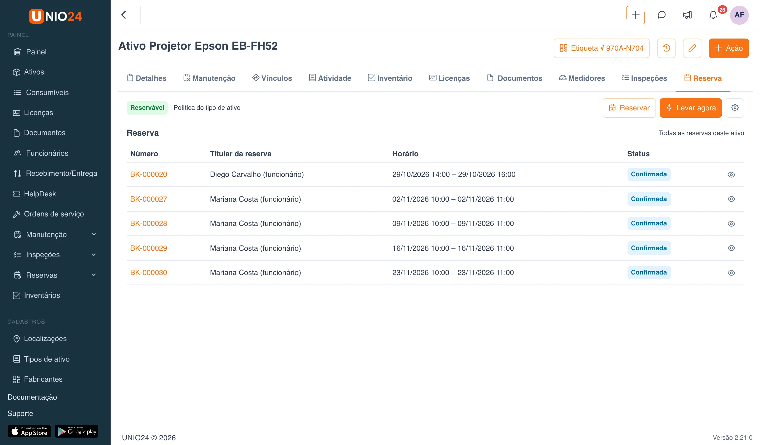 Aba “Reserva” da ficha do ativo “Projetor Epson EB-FH52”: etiqueta “Reservável” com a explicação “Política do tipo de ativo”, botões “Reservar”, “Levar agora” e a engrenagem de configuração, tabela das reservas do ativo com status “Confirmada”