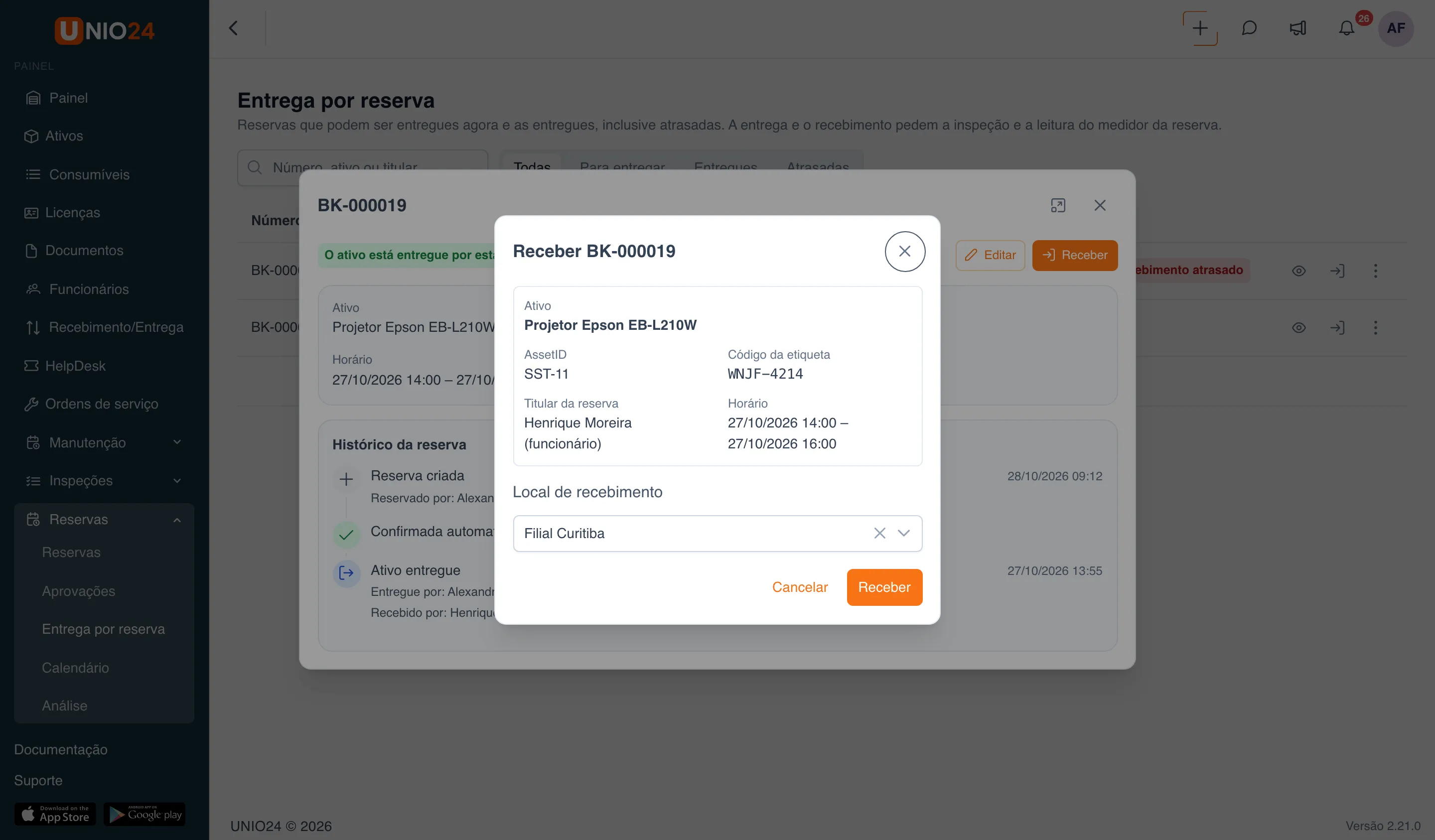 Janela “Receber BK-000019” sobre a ficha da reserva: resumo com ativo, AssetID, código da etiqueta, titular e horário, campo “Local de recebimento” e os botões “Cancelar” e “Receber”