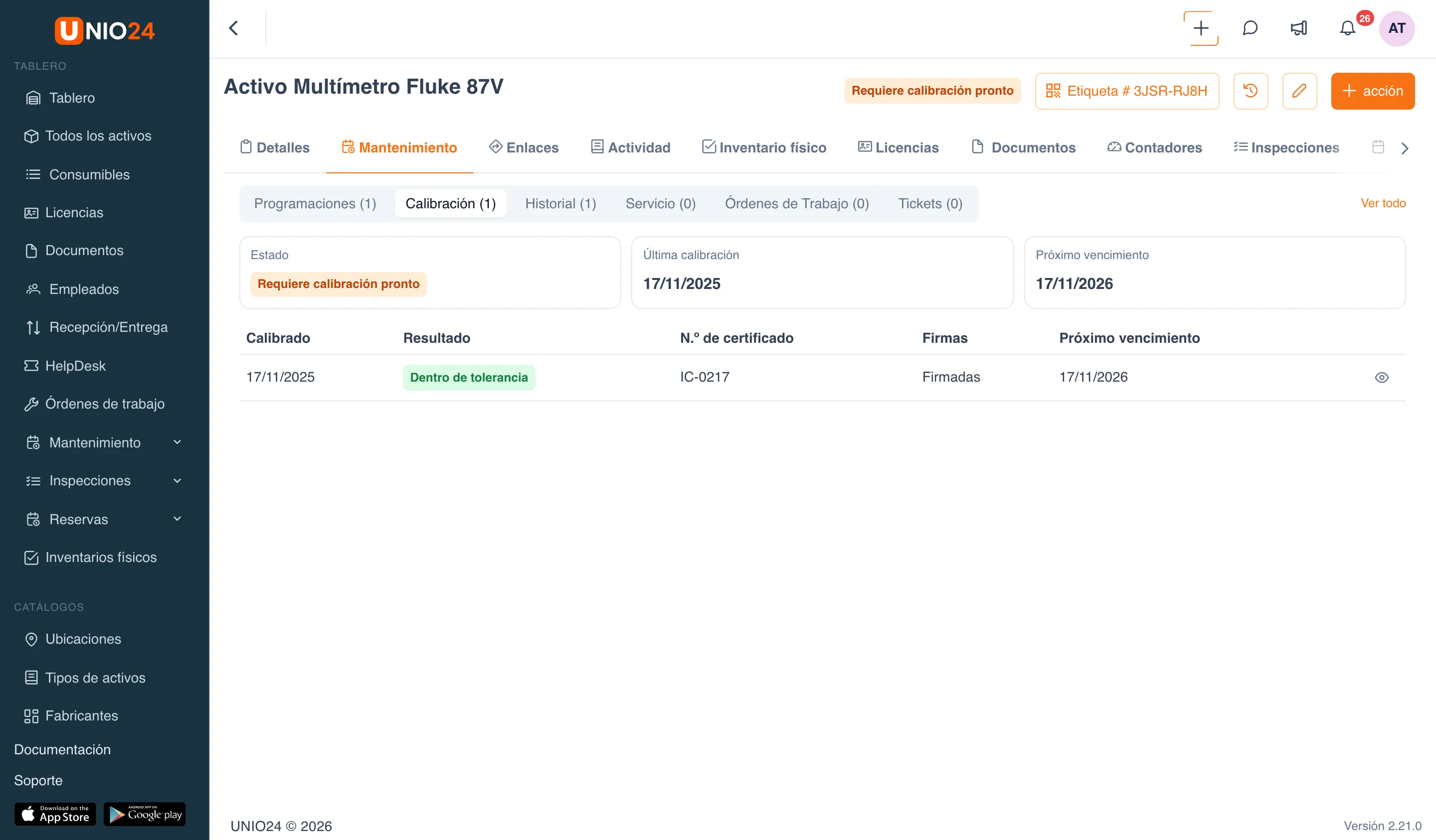 Ficha del activo «Multímetro Fluke 87V»: etiqueta «Requiere calibración pronto» en el encabezado, pestaña «Mantenimiento», sección «Calibración» con los bloques «Estado», «Última calibración», «Próximo vencimiento» y la tabla de registros de calibración