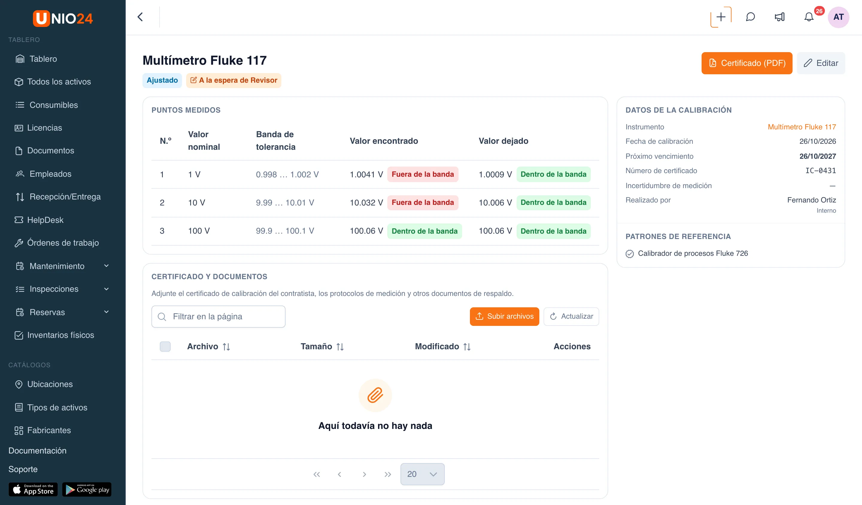 Ficha del registro de calibración de un multímetro: etiquetas «Ajustado» y «A la espera de Revisor», bloque «Puntos medidos» con los valores nominales, la banda de tolerancia, los valores encontrado y dejado y las etiquetas «Fuera de la banda» y «Dentro de la banda»; a la derecha, «Datos de la calibración» y «Patrones de referencia»; botones «Certificado (PDF)» y «Editar»