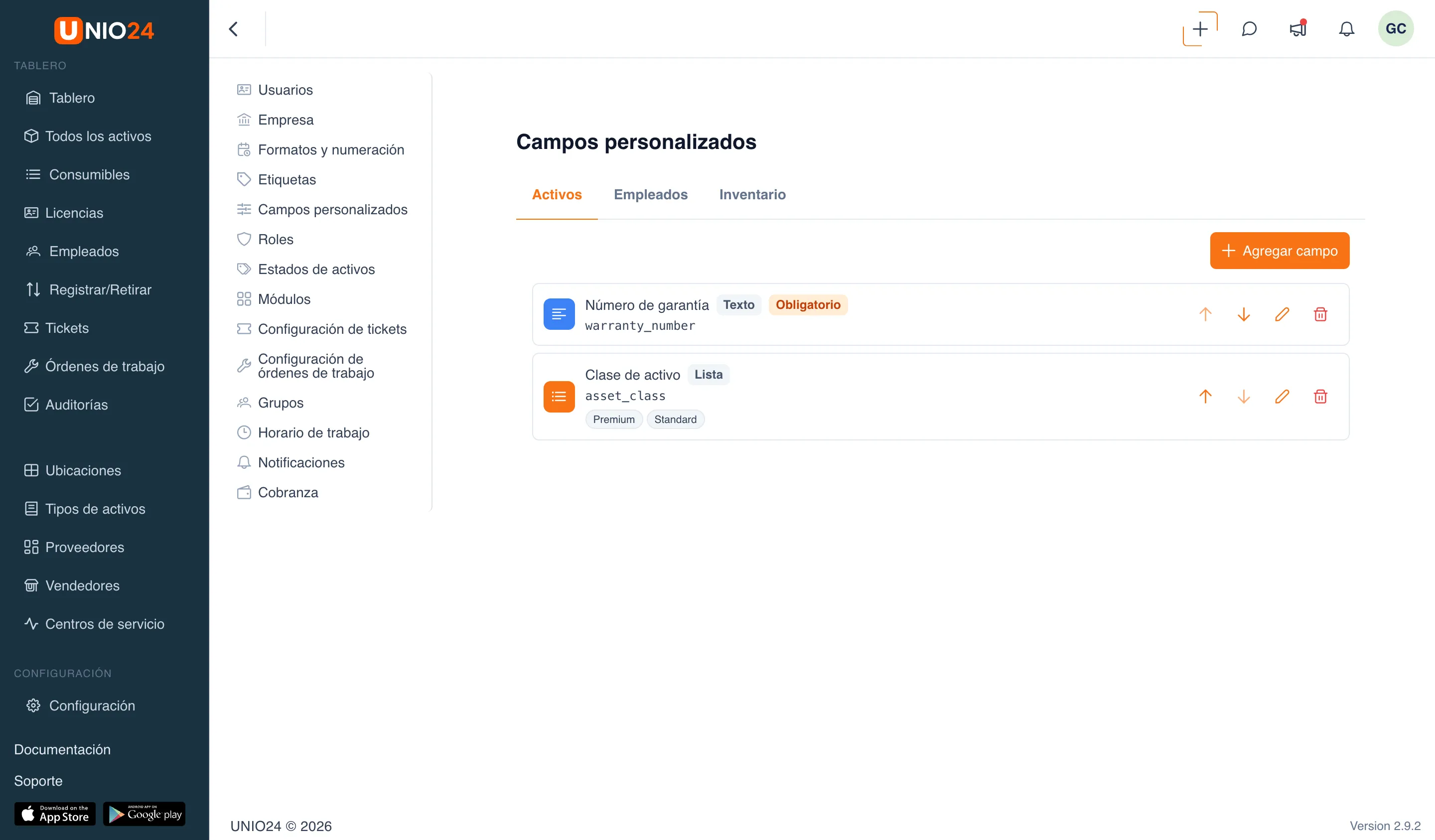 Página «Campos personalizados» con las pestañas «Activos», «Empleados», «Inventario» y la lista de campos en la pestaña «Activos»: campo «Número de garantía» (tipo «Texto», «Obligatorio») y campo «Clase del activo» (tipo «Lista» con las opciones «Premium» y «Estándar»)