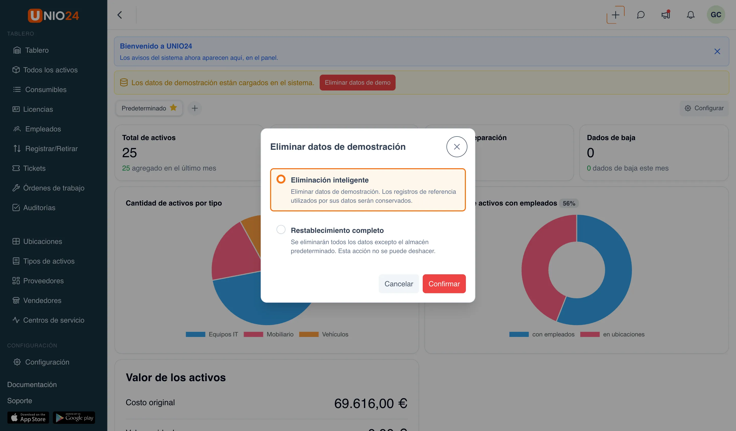 parte superior de la sección «Analítica» con la advertencia «El sistema tiene cargados datos de demostración» y el botón «Eliminar datos de demo»; abierta la ventana de eliminación con las opciones «Eliminación inteligente» y «Restablecimiento completo»