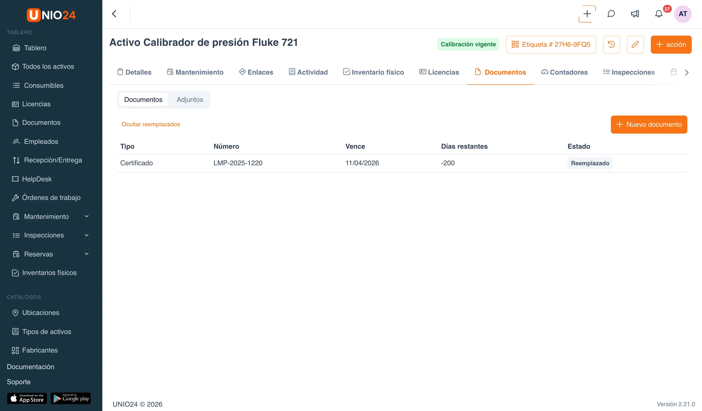 Pestaña «Documentos» de la ficha del activo «Calibrador de presión Fluke 721»: selector «Documentos | Adjuntos», enlace «Ocultar reemplazados», botón «Nuevo documento» y el certificado reemplazado LMP-2025-1220 con el estado «Reemplazado»