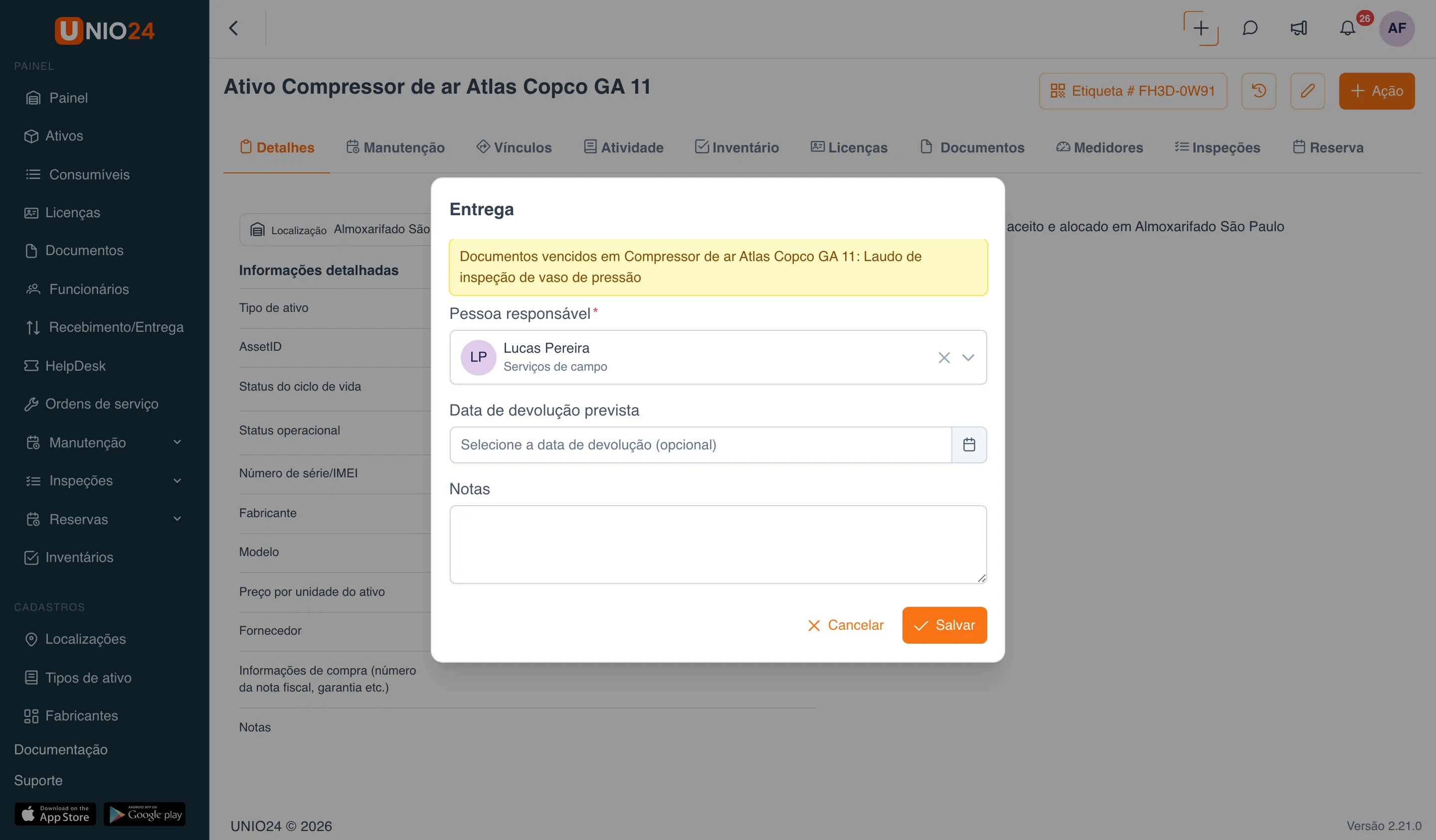 Janela “Entrega” do compressor: aviso amarelo “Documentos vencidos em Compressor de ar Atlas Copco GA 11: Laudo de inspeção de vaso de pressão”, pessoa responsável Lucas Pereira, campos “Data de devolução prevista” e “Notas” e os botões “Cancelar” e “Salvar”