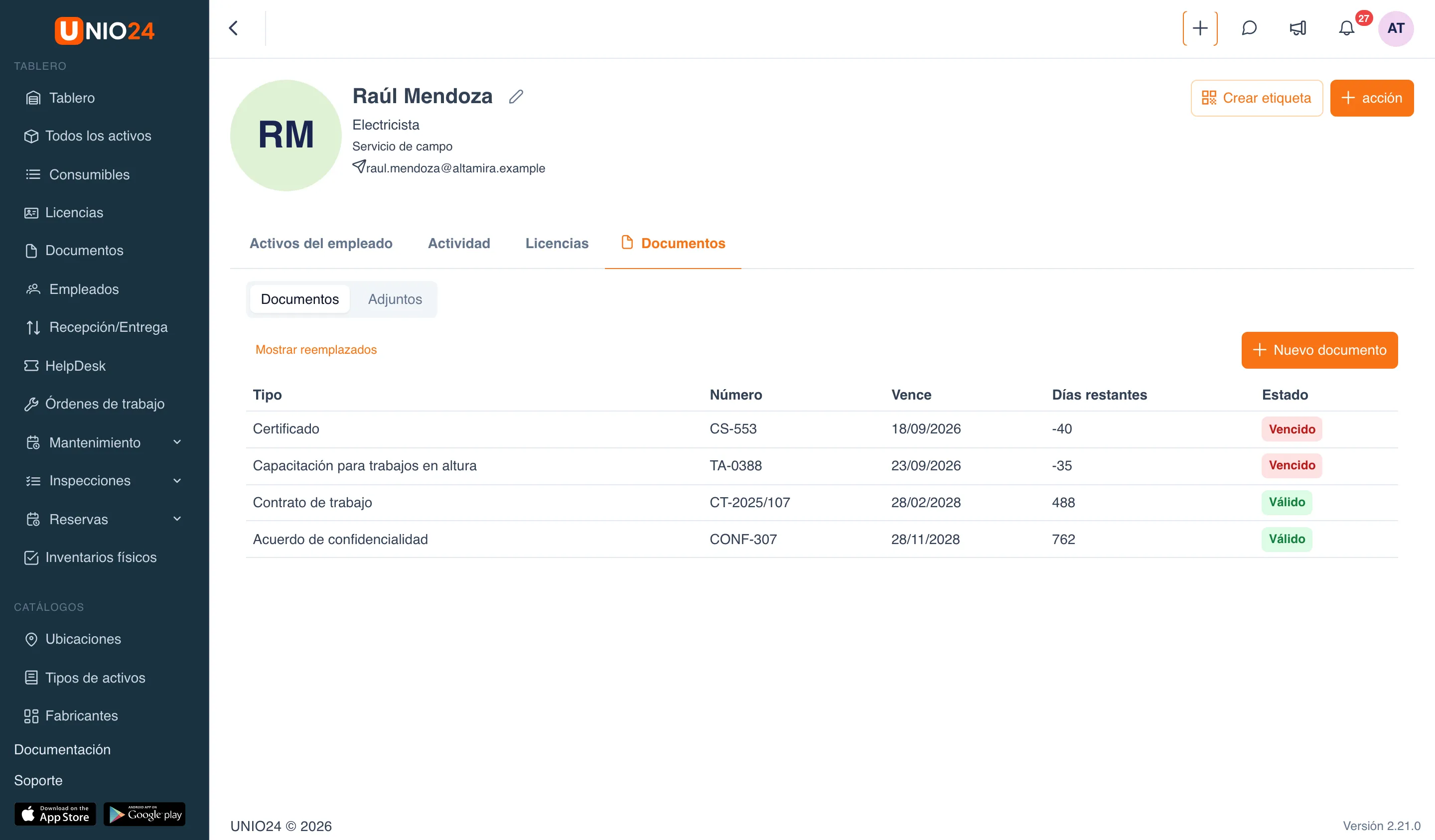 Pestaña «Documentos» de la ficha del empleado «Raúl Mendoza»: selector «Documentos | Adjuntos», enlace «Mostrar reemplazados», botón «Nuevo documento» y tabla con las columnas «Tipo», «Número», «Vence», «Días restantes» y «Estado»: un certificado y una capacitación para trabajos en altura en estado «Vencido», y un contrato de trabajo y un acuerdo de confidencialidad en estado «Válido»