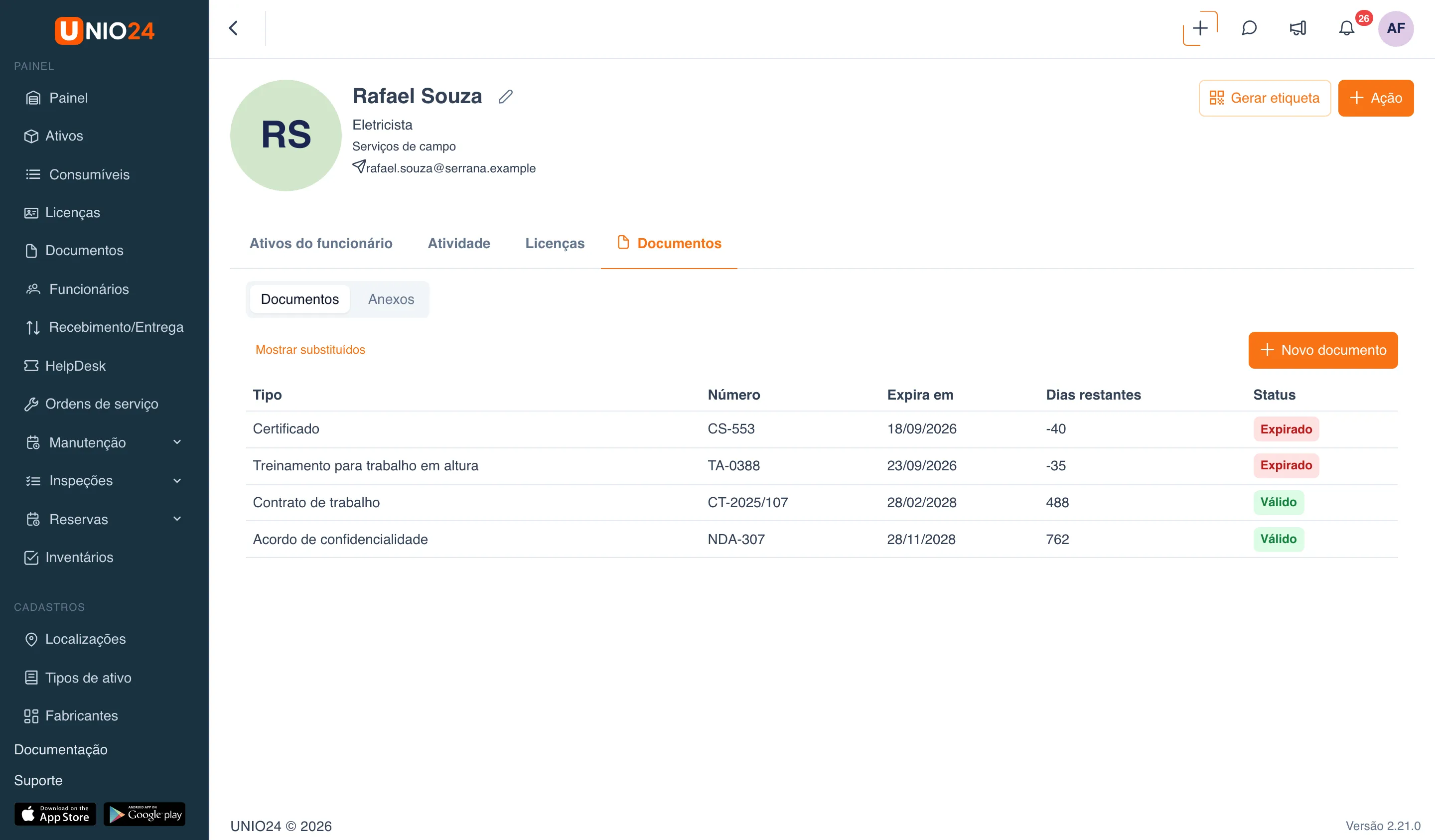 Aba “Documentos” da ficha do funcionário “Rafael Souza”: alternância “Documentos | Anexos”, link “Mostrar substituídos”, botão “Novo documento” e a tabela com as colunas “Tipo”, “Número”, “Expira em”, “Dias restantes”, “Status”: certificado e treinamento para trabalho em altura — “Expirado”, contrato de trabalho e acordo de confidencialidade — “Válido”