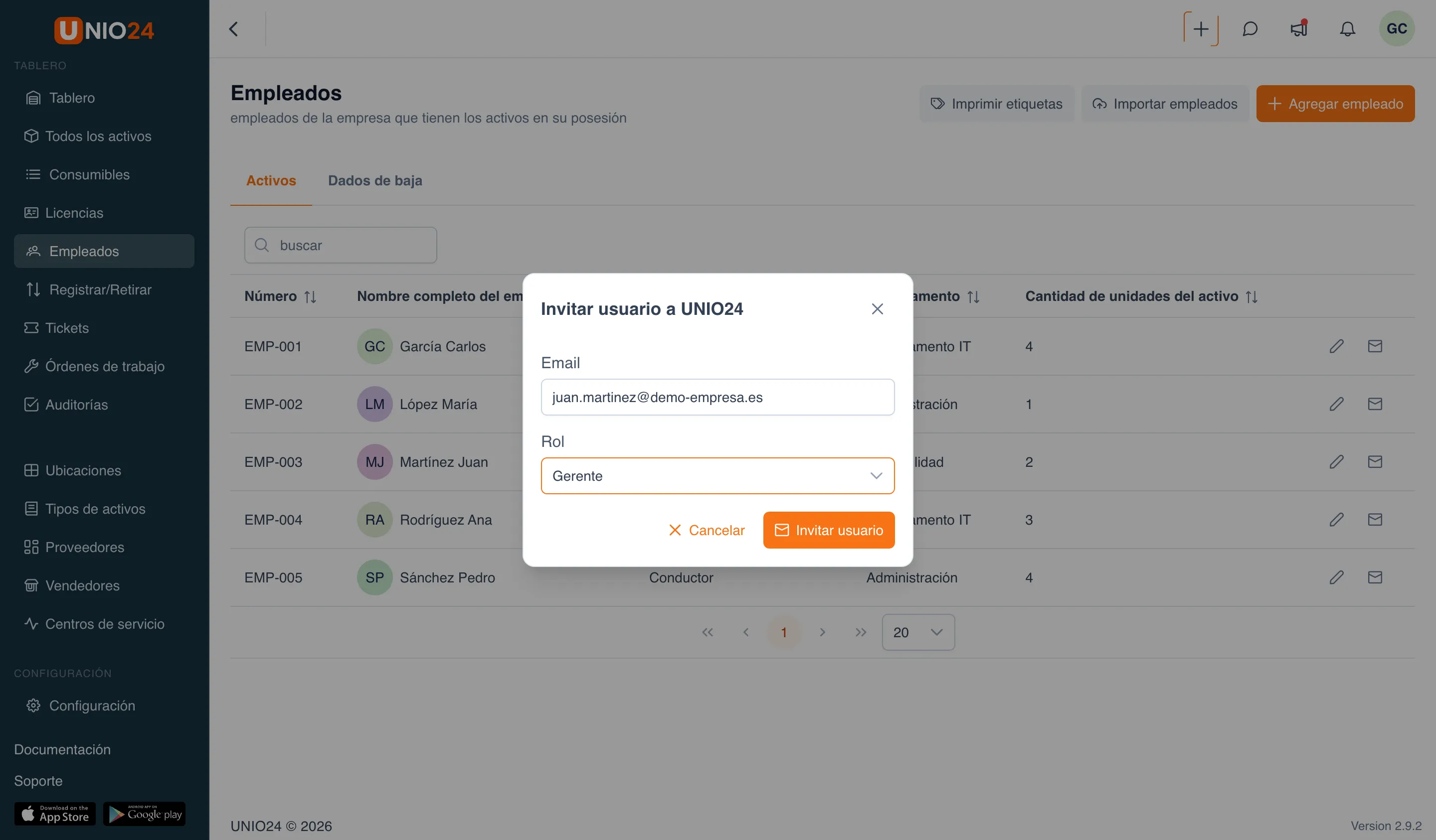 el diálogo «Invitar usuario a UNIO24» con el campo «Dirección de email» completado, el «Rol» seleccionado y el botón «Invitar usuario»