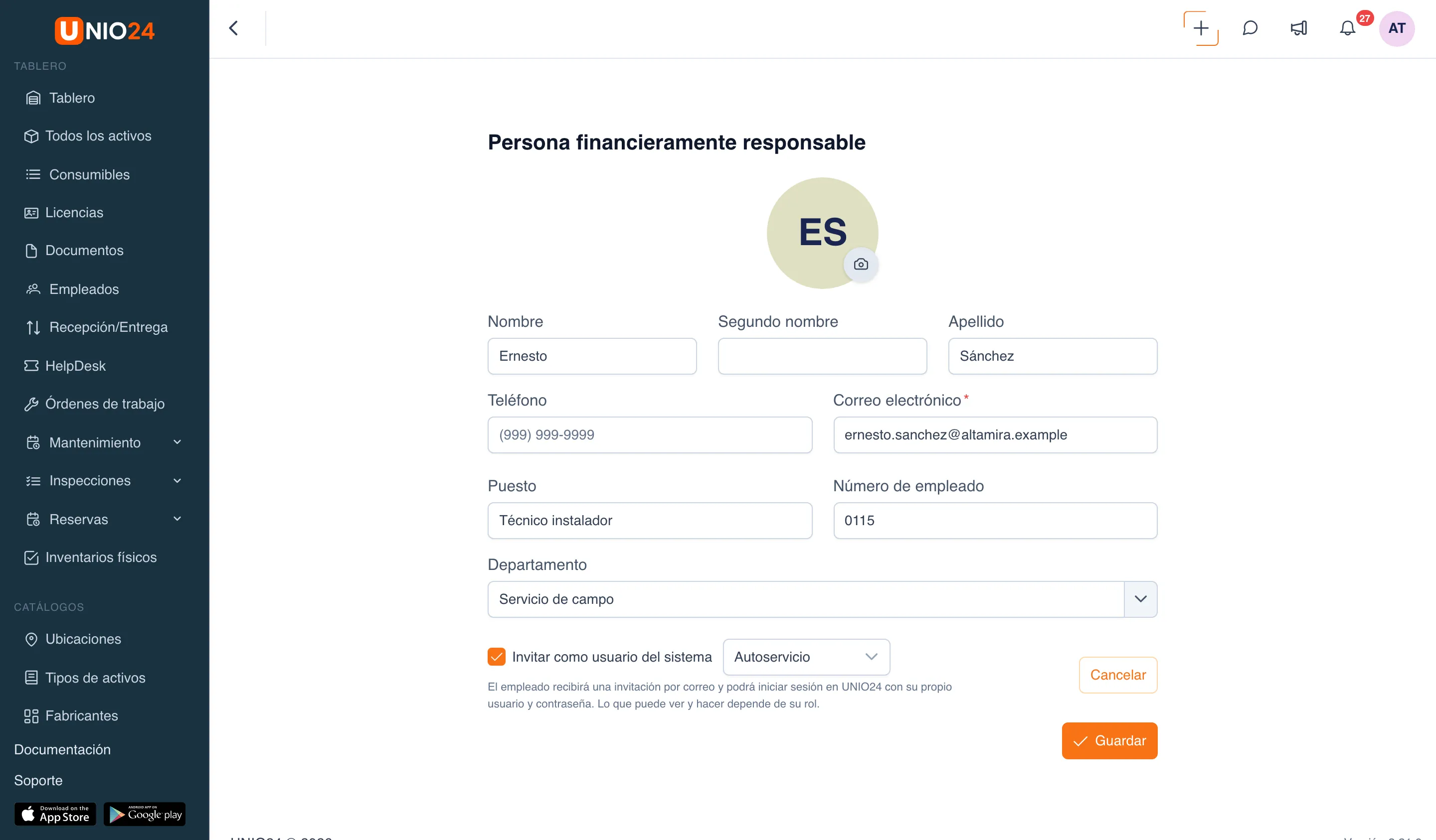 Formulario «Persona financieramente responsable»: «Nombre» Ernesto, «Apellido» Sánchez, «Correo electrónico», «Puesto» Técnico instalador; marcada la casilla «Invitar como usuario del sistema» con el rol «Autoservicio» al lado y, debajo, la nota «El empleado recibirá una invitación por correo y podrá iniciar sesión en UNIO24 con su propio usuario y contraseña. Lo que puede ver y hacer depende de su rol.»