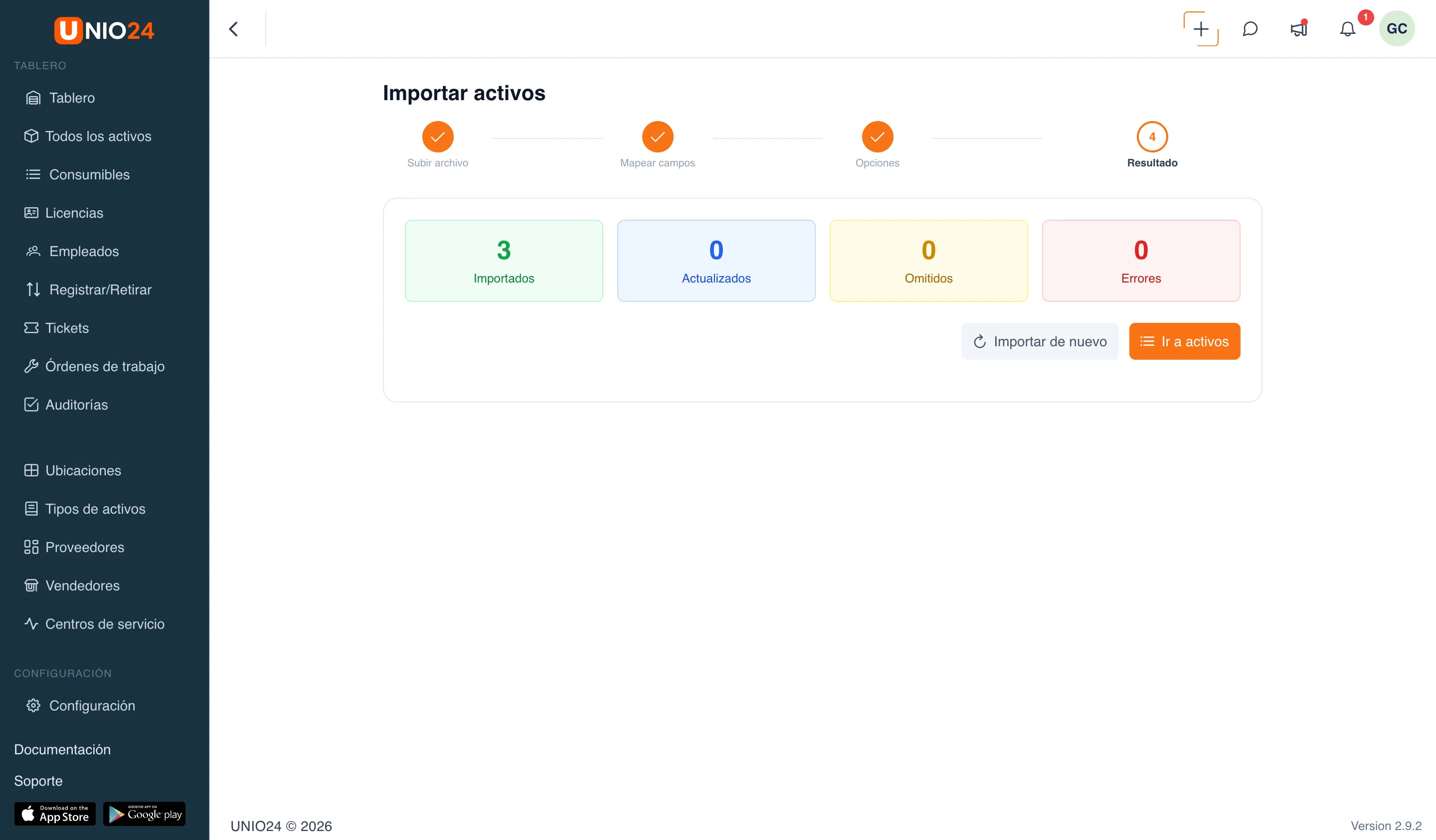 Paso «Resultado»: cuatro contadores de colores «Importados», «Actualizados», «Omitidos» y «Errores», los botones «Importar de nuevo» e «Ir a activos» y la tabla «Protocolo de importación» con las columnas «Fila», «Tipo», «Campo», «Razón»