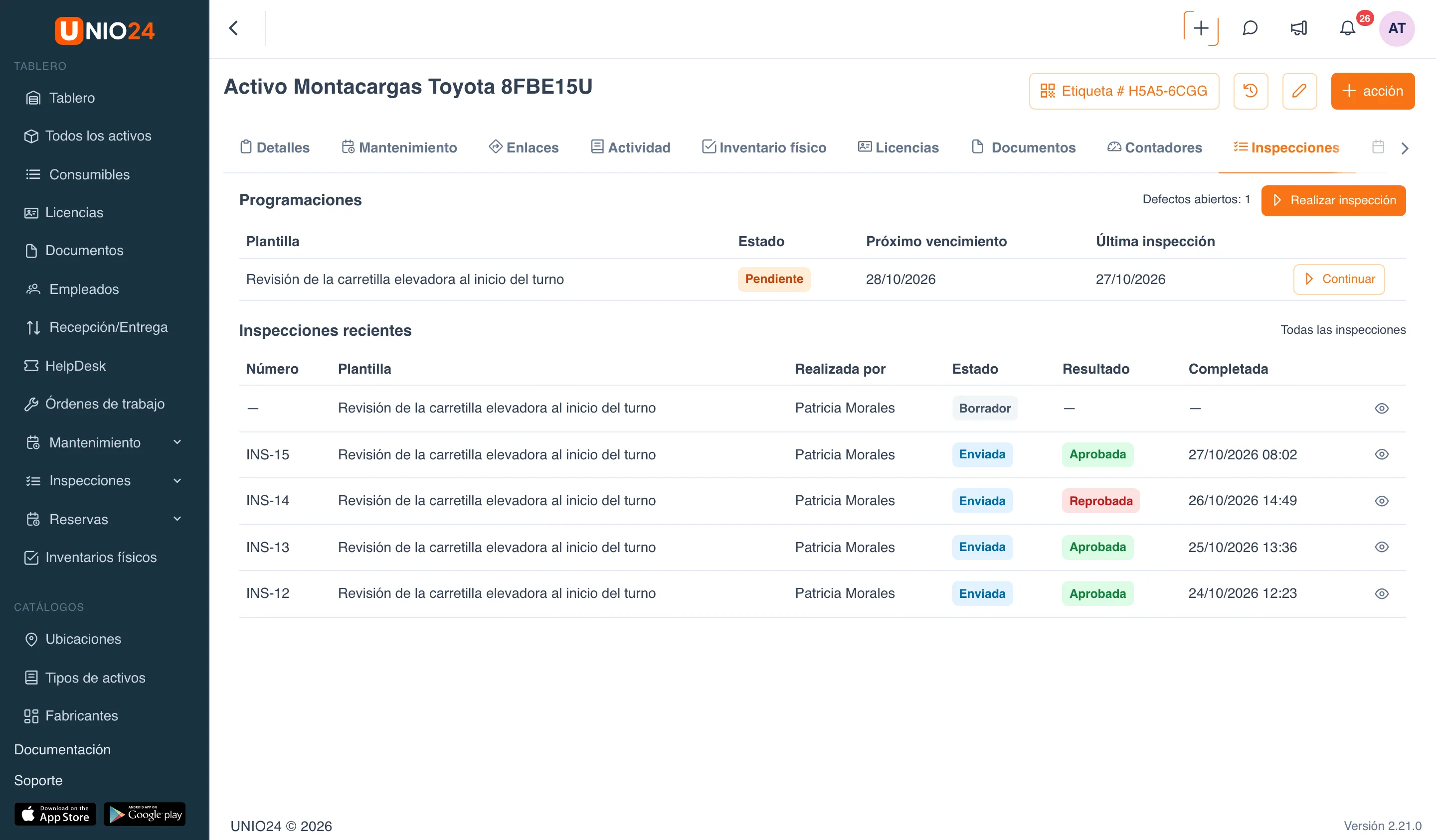 Pestaña «Inspecciones» de la ficha del activo «Montacargas Toyota 8FBE15U»: bloque «Programaciones» con el estado «Pendiente» y el botón «Continuar», el enlace «Defectos abiertos: 1», el botón «Realizar inspección» y, debajo, el bloque «Inspecciones recientes» y el enlace «Todas las inspecciones»