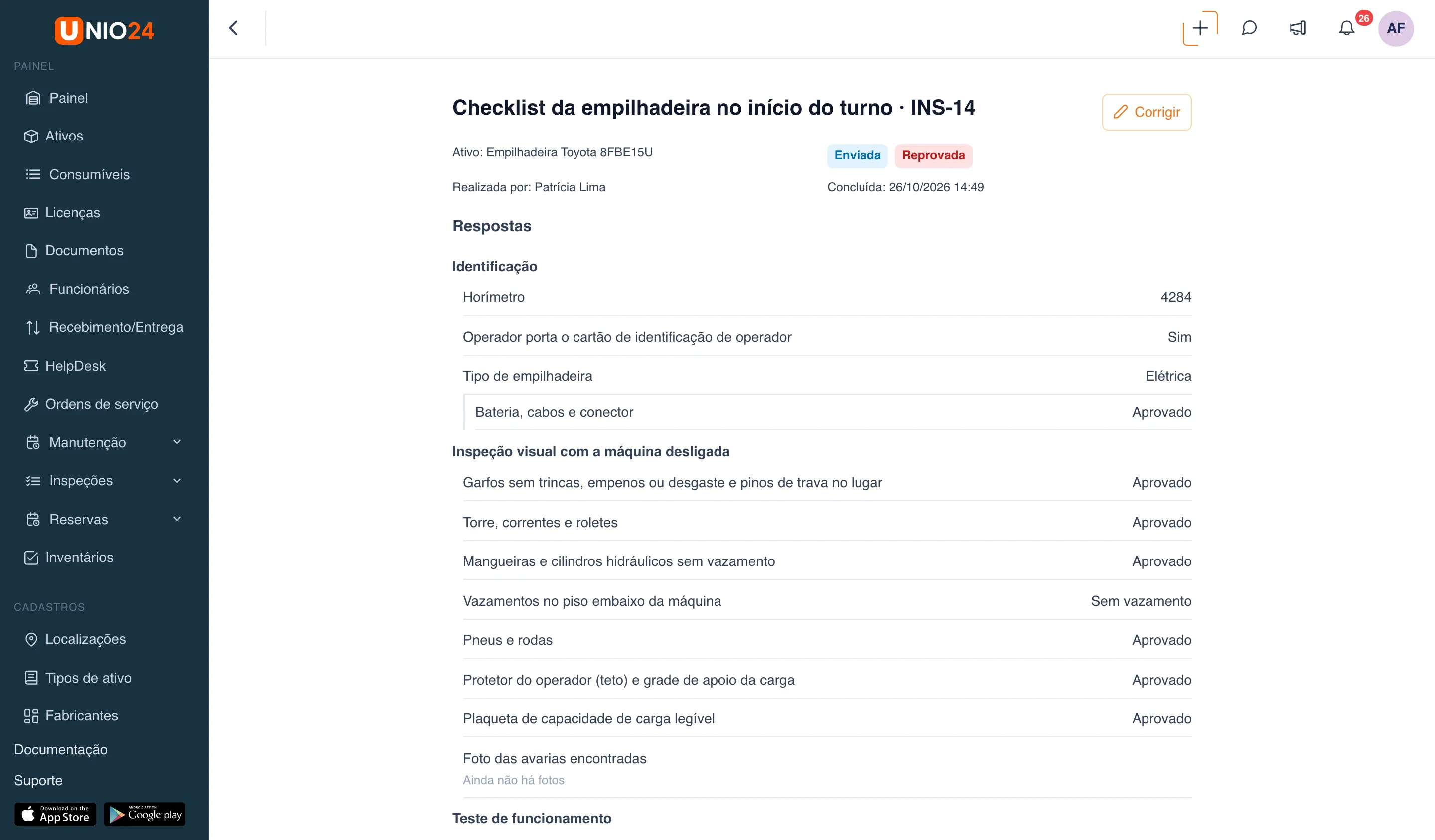Ficha da inspeção enviada “Checklist da empilhadeira no início do turno · INS-14”: as linhas “Ativo”, “Realizada por” e “Concluída”, os selos “Enviada” e “Reprovada”, o botão “Corrigir” e a seção “Respostas” com a resposta de cada item
