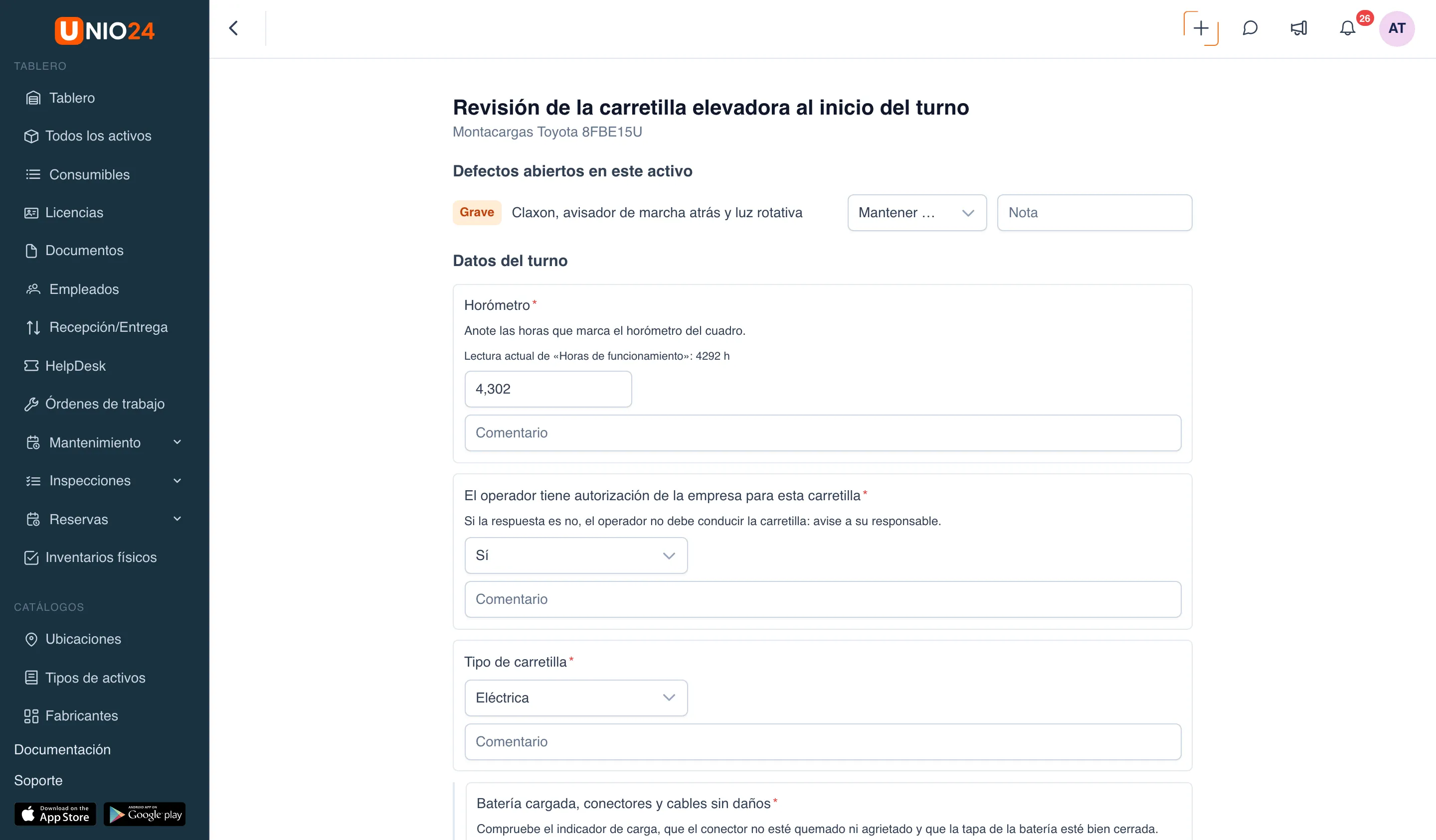 Pantalla de la inspección «Revisión de la carretilla elevadora al inicio del turno»: arriba el bloque «Defectos abiertos en este activo», luego la sección «Datos del turno» con el punto «Horómetro» y el aviso con la lectura actual, el punto «El operador tiene autorización de la empresa para esta carretilla» con la respuesta «Sí» elegida de una lista, el punto de selección «Tipo de carretilla» y los campos «Comentario»