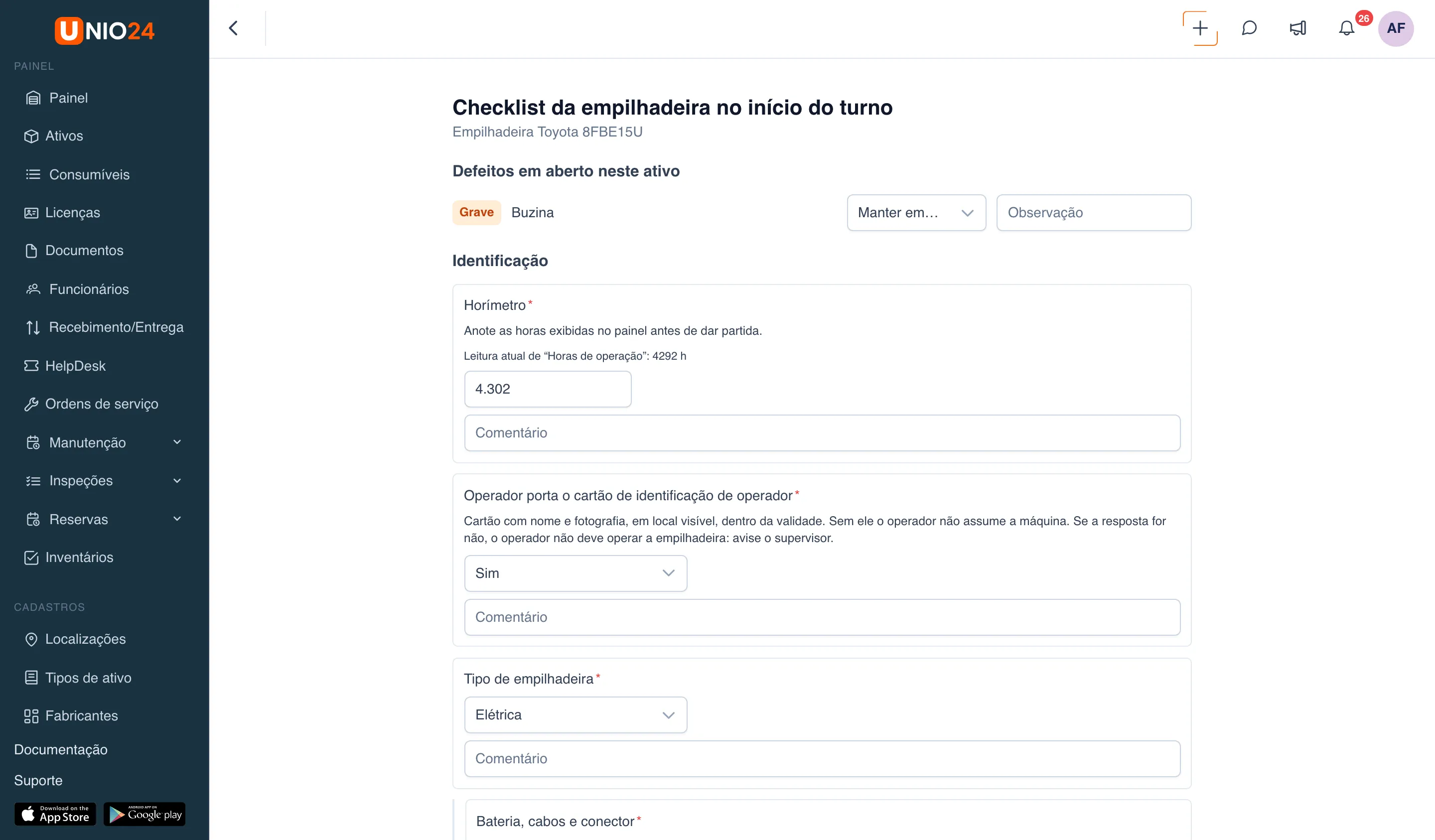 Tela da inspeção “Checklist da empilhadeira no início do turno”: no alto, o bloco “Defeitos em aberto neste ativo”, depois a seção “Identificação” com o item “Horímetro” e o aviso com a leitura atual, o item “Operador porta o cartão de identificação de operador” com a resposta “Sim” escolhida na lista, o item de escolha “Tipo de empilhadeira” e os campos “Comentário”