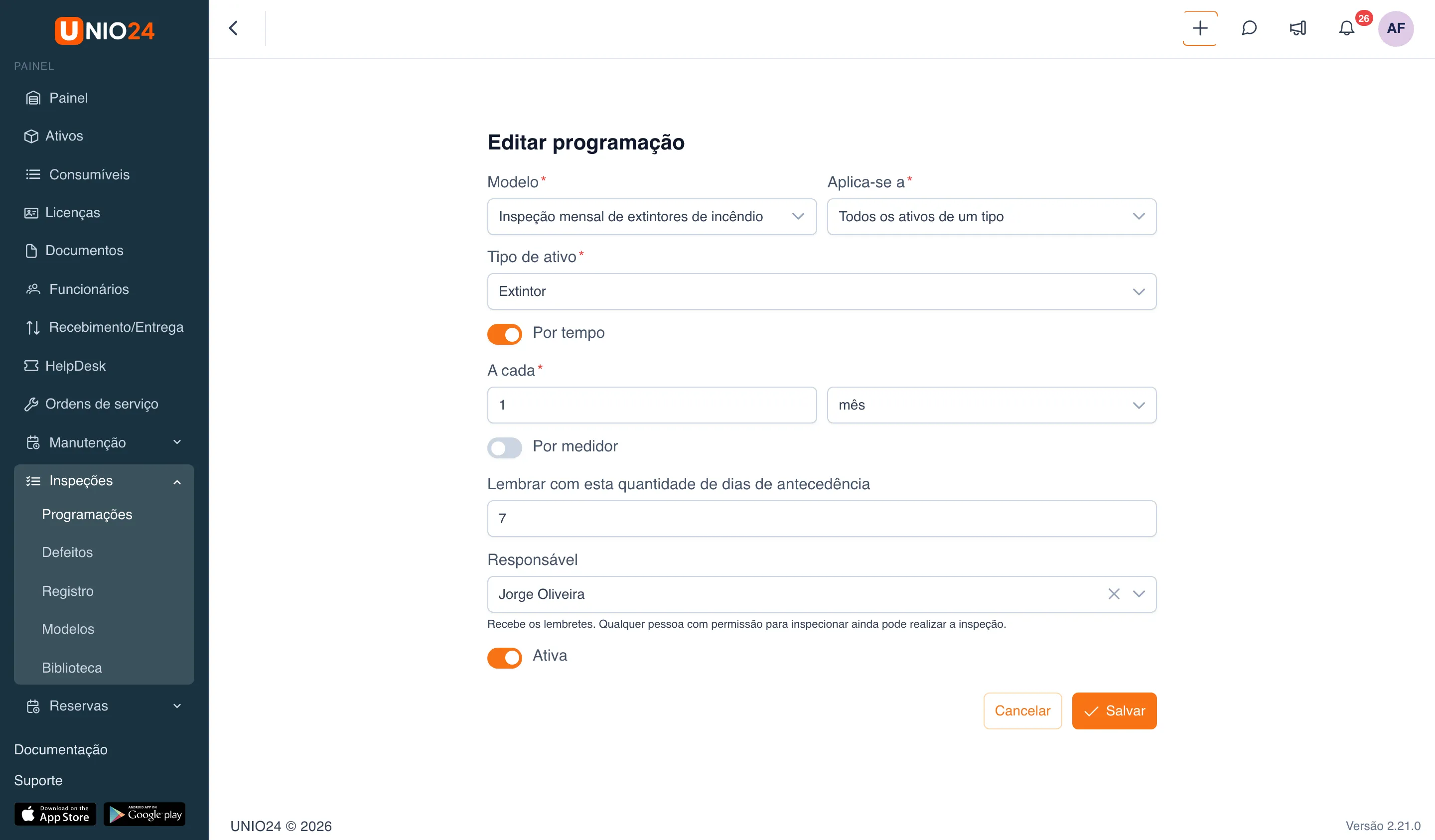 Formulário “Editar programação”: modelo “Inspeção mensal de extintores de incêndio”, “Aplica-se a” com o valor “Todos os ativos de um tipo”, tipo de ativo “Extintor”, chave “Por tempo” ligada com o intervalo “A cada 1 mês”, “Por medidor” desligada, “Lembrar com esta quantidade de dias de antecedência” igual a 7, responsável Jorge Oliveira e chave “Ativa”