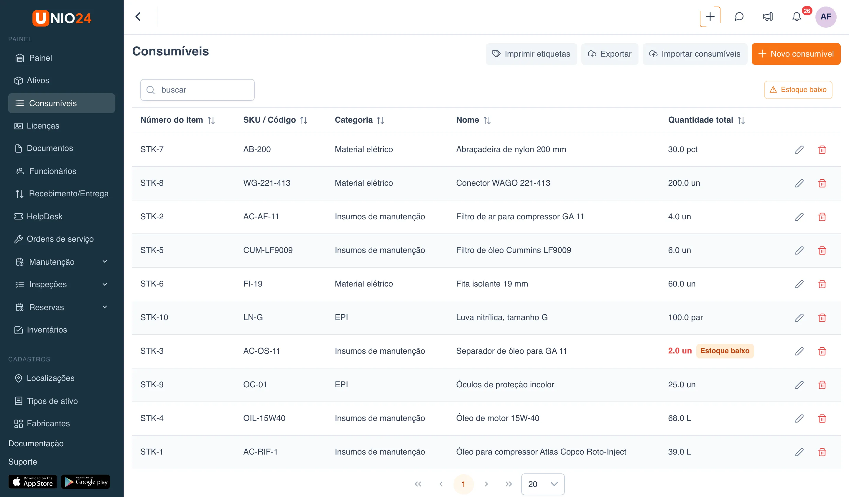 Lista “Consumíveis”: botões “Imprimir etiquetas”, “Exportar”, “Importar consumíveis” e “Novo consumível”, busca, filtro “Estoque baixo” e tabela com as colunas “Número do item”, “SKU / Código”, “Categoria”, “Nome” e “Quantidade total”; no separador de óleo, a quantidade aparece em vermelho com o selo “Estoque baixo”