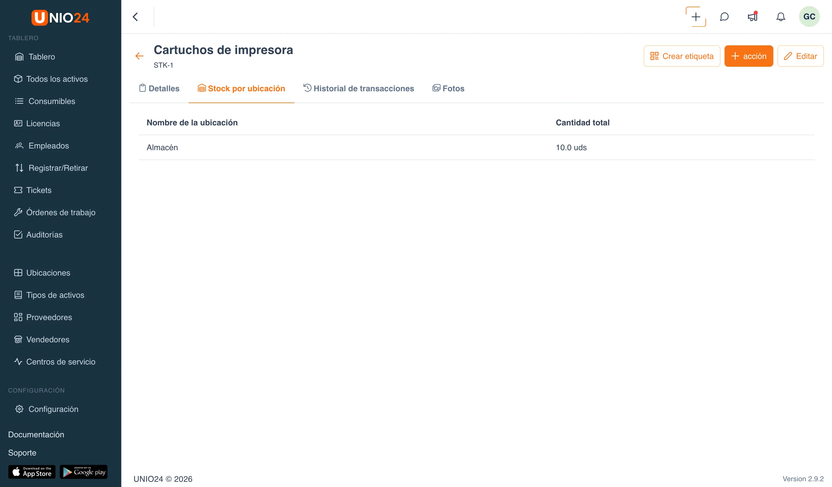 Pestaña «Stock por ubicación» en la página del artículo: la tabla «Nombre de la ubicación» / «Cantidad total» con el desglose por almacenes y la etiqueta «Stock bajo» en el encabezado del artículo