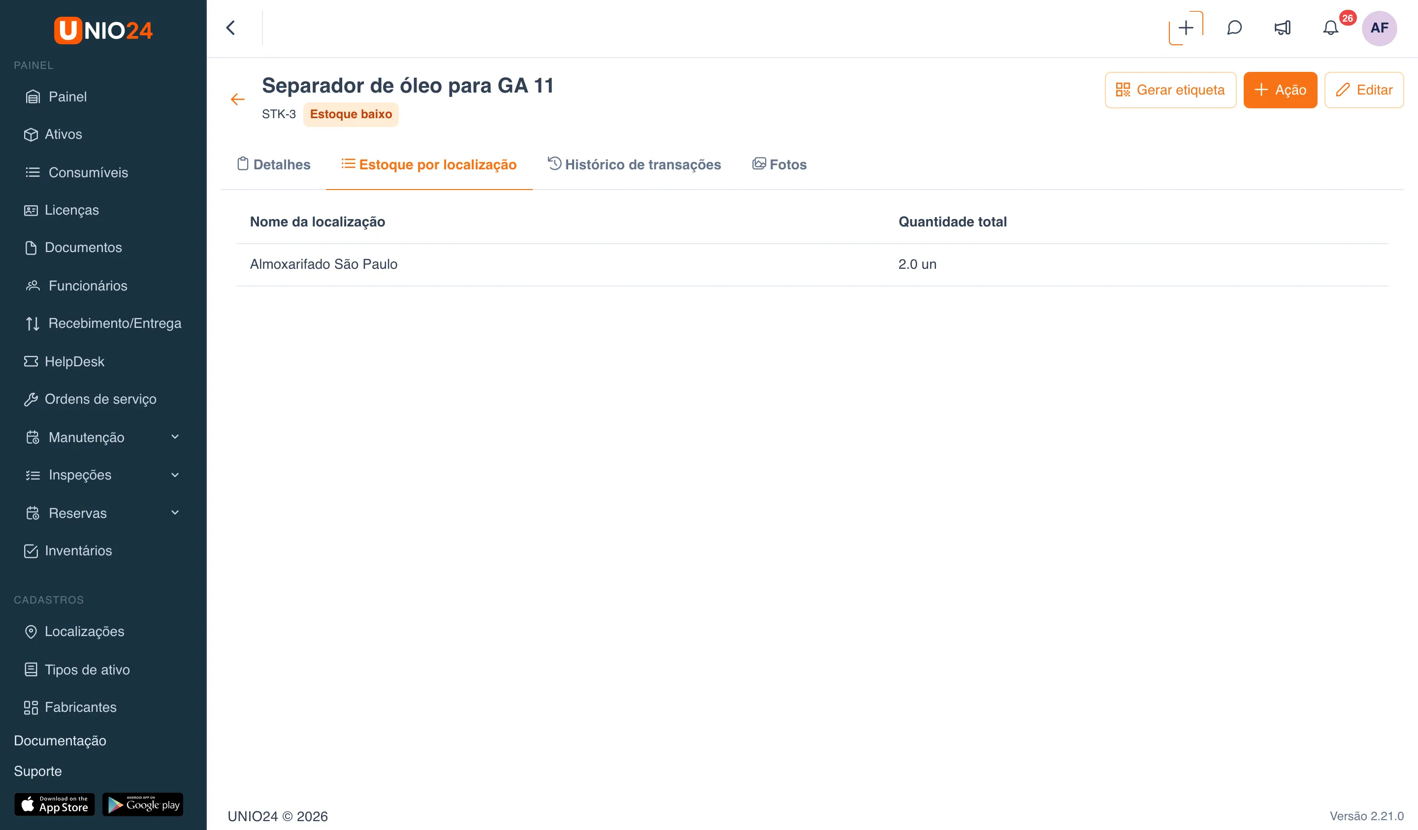 Aba “Estoque por localização” na página do item: tabela “Nome da localização” / “Quantidade total” com a divisão por localização e o selo “Estoque baixo” no cabeçalho do item