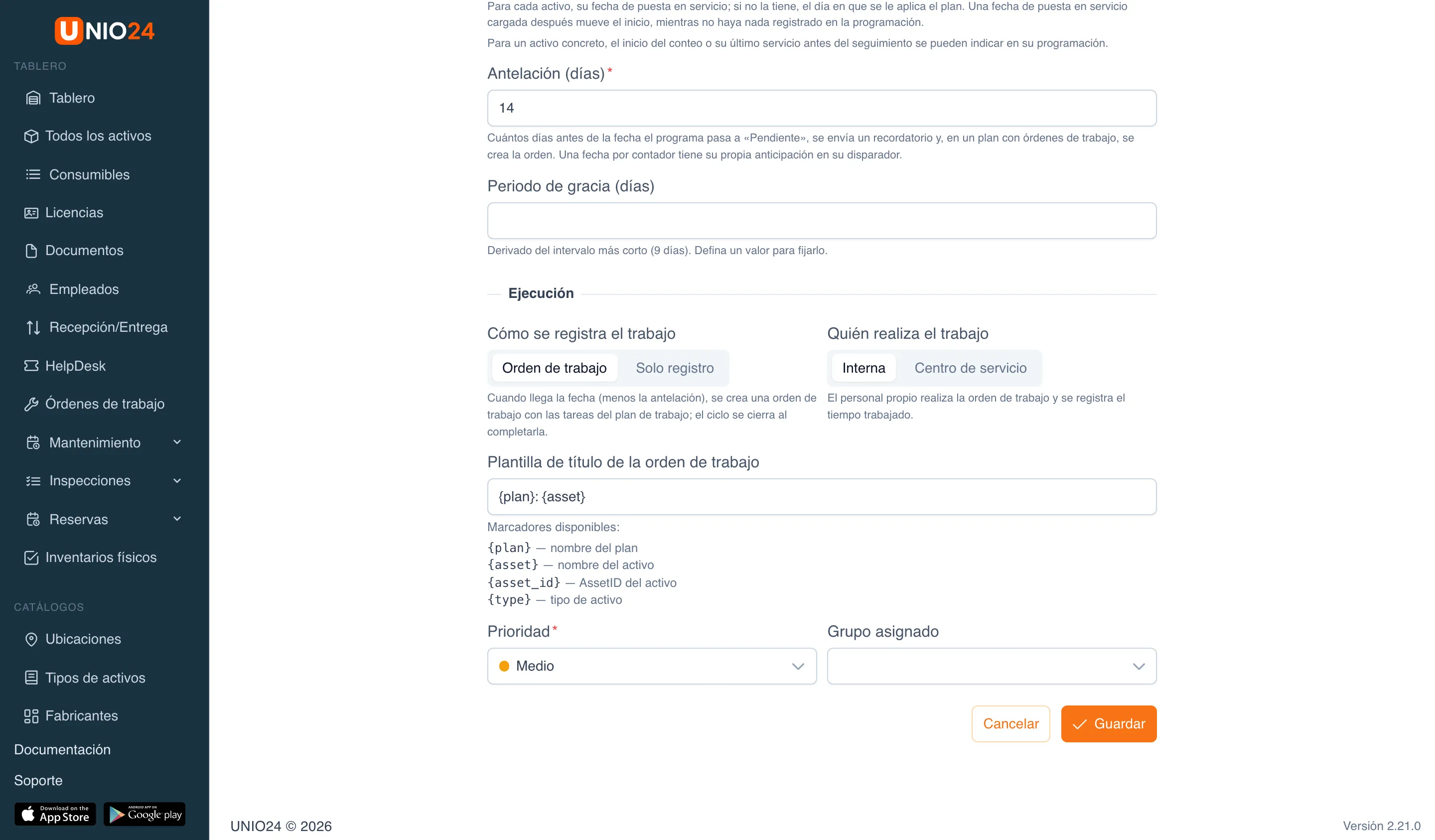 Bloque «Ejecución» del plan: «Antelación (días)» y «Periodo de gracia (días)» con sus ayudas, los selectores «Cómo se registra el trabajo» («Orden de trabajo» | «Solo registro») y «Quién realiza el trabajo» («Interna» | «Centro de servicio»), el campo «Plantilla de título de la orden de trabajo» con la lista de marcadores, los campos «Prioridad» y «Grupo asignado» y los botones «Cancelar» y «Guardar»