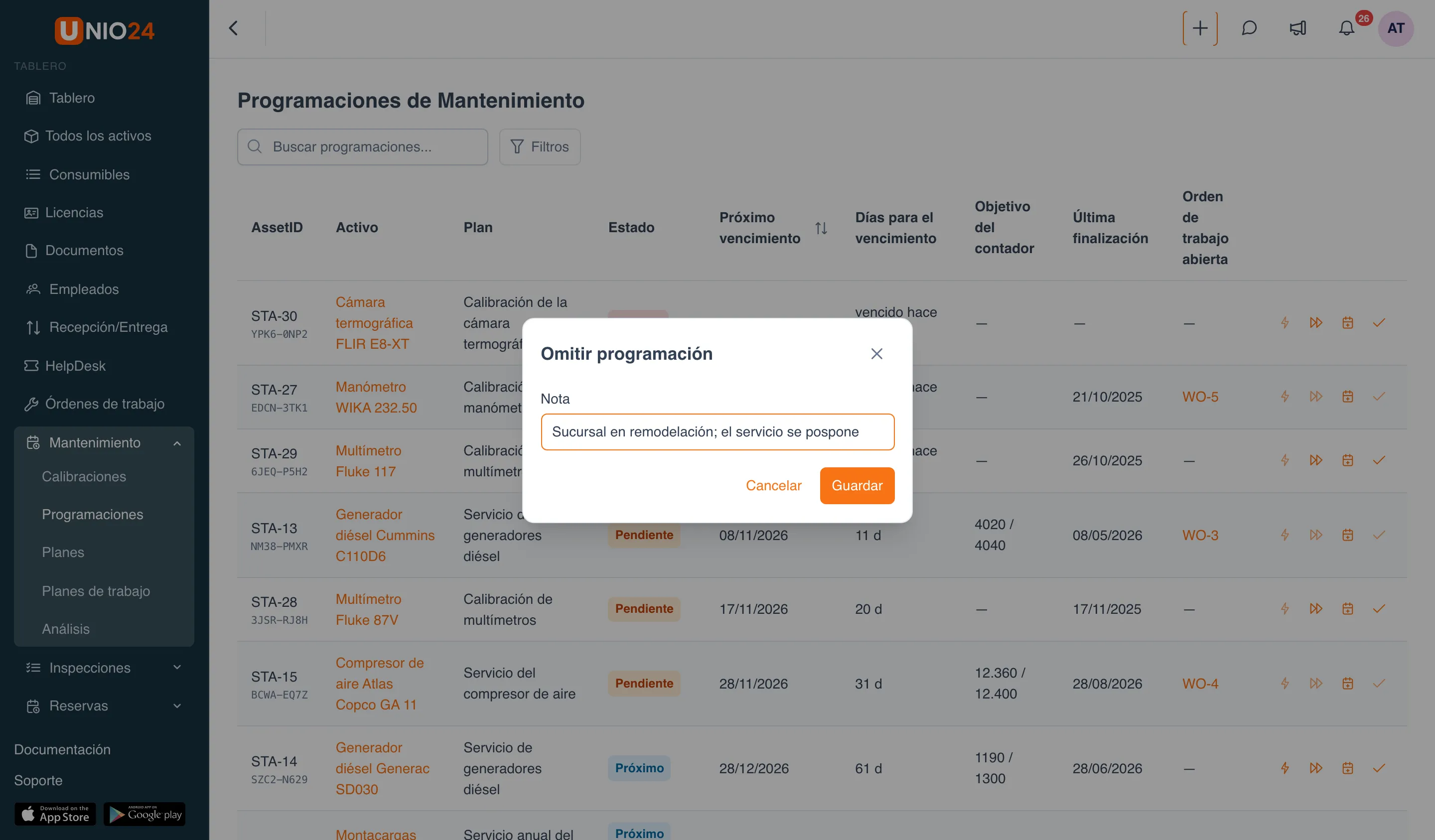 Ventana «Omitir programación» con el campo «Nota» lleno («Sucursal en remodelación; el servicio se pospone») y los botones «Cancelar» y «Guardar» sobre la lista de programaciones