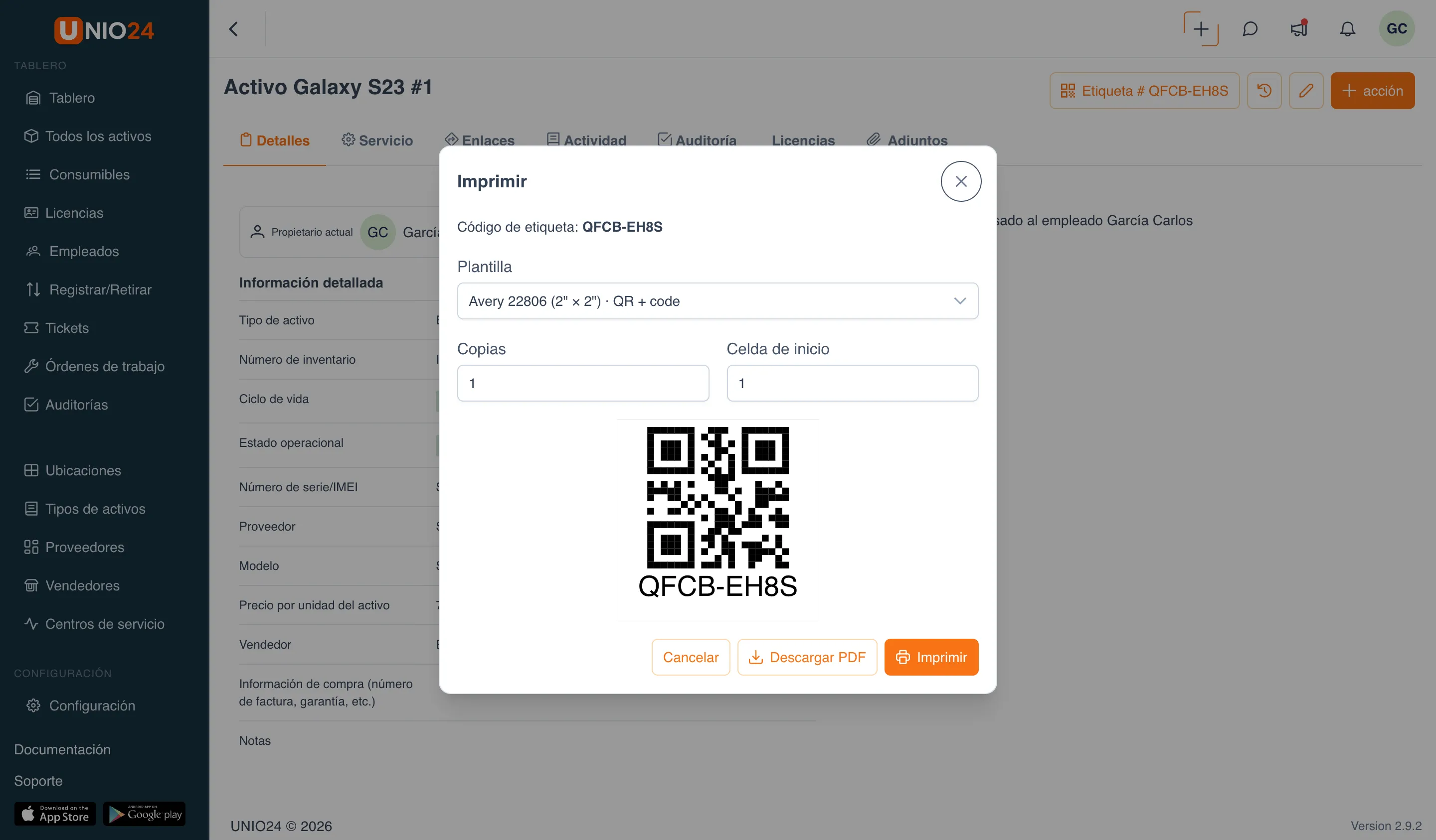 Diálogo de impresión de una etiqueta: código de etiqueta 1MFZ-QYDW, campo «Plantilla», campos «Copias» y «Celda de inicio», vista previa de la etiqueta con código QR y botones «Cancelar», «Descargar PDF» e «Imprimir»