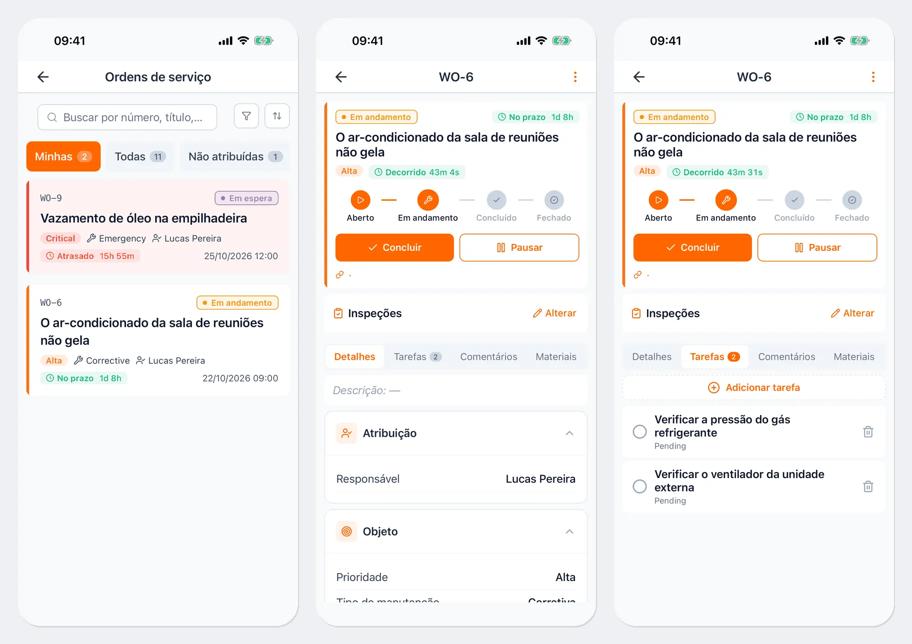 Três telas: a lista “Ordens de serviço” na aba “Minhas”, com a WO-9 “Vazamento de óleo na empilhadeira” no status “Em espera” e a marca de atraso, e a WO-6 “O ar-condicionado da sala de reuniões não gela” em andamento; a ficha da WO-6 com o status “Em andamento”, “Decorrido 43m 6s”, a linha “Aberto — Em andamento — Concluído — Fechado”, os botões “Concluir” e “Pausar”, o bloco “Inspeções” e as abas “Detalhes”, “Tarefas”, “Comentários” e “Materiais”; a aba “Tarefas” com o botão “Adicionar tarefa” e duas tarefas