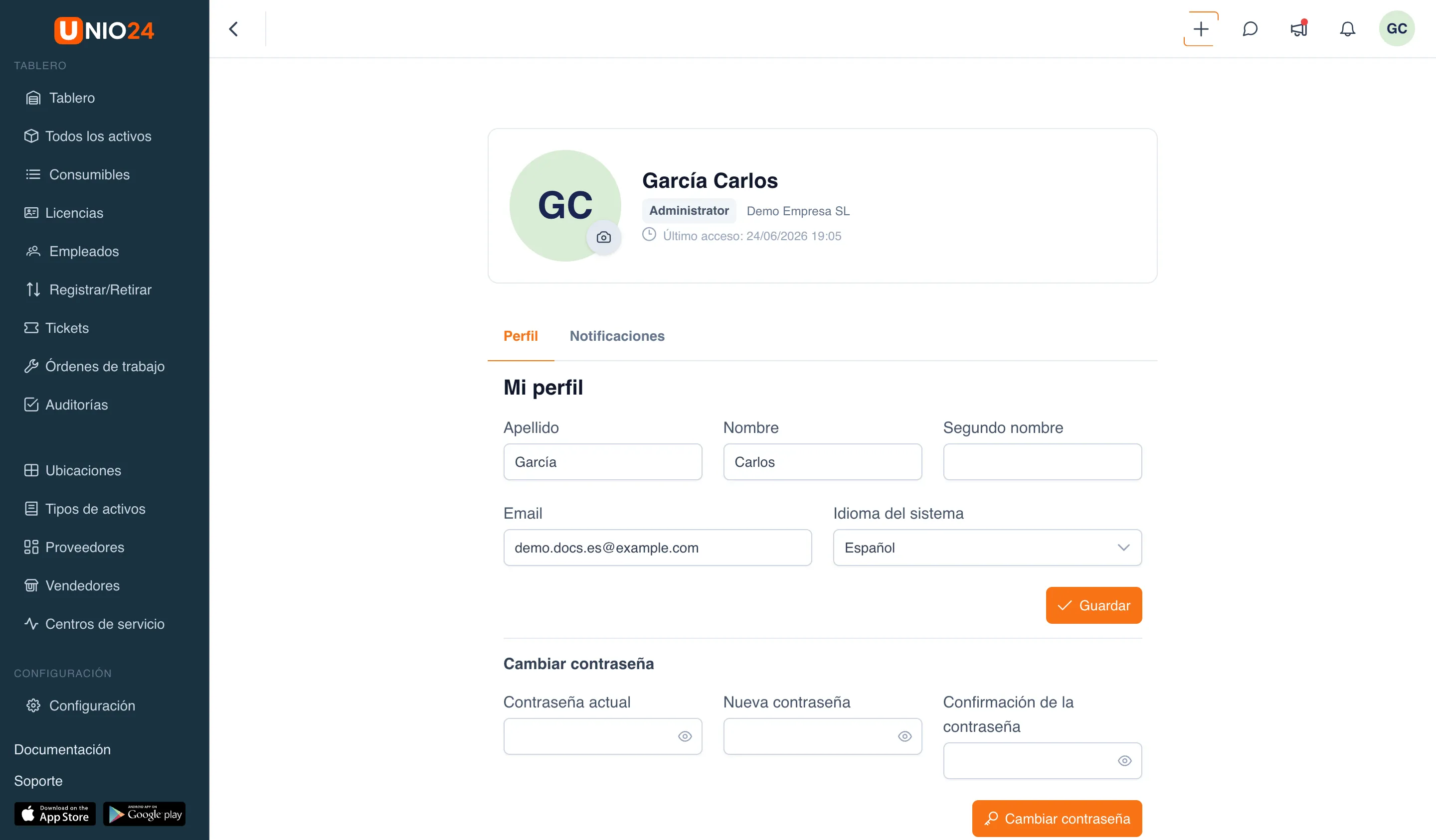 página del perfil, bloque «Mi perfil»: tarjeta con avatar, nombre, rol y empresa, y debajo los campos «Apellido», «Nombre», «Segundo nombre», «Email» e «Idioma del sistema» con el botón «Guardar»