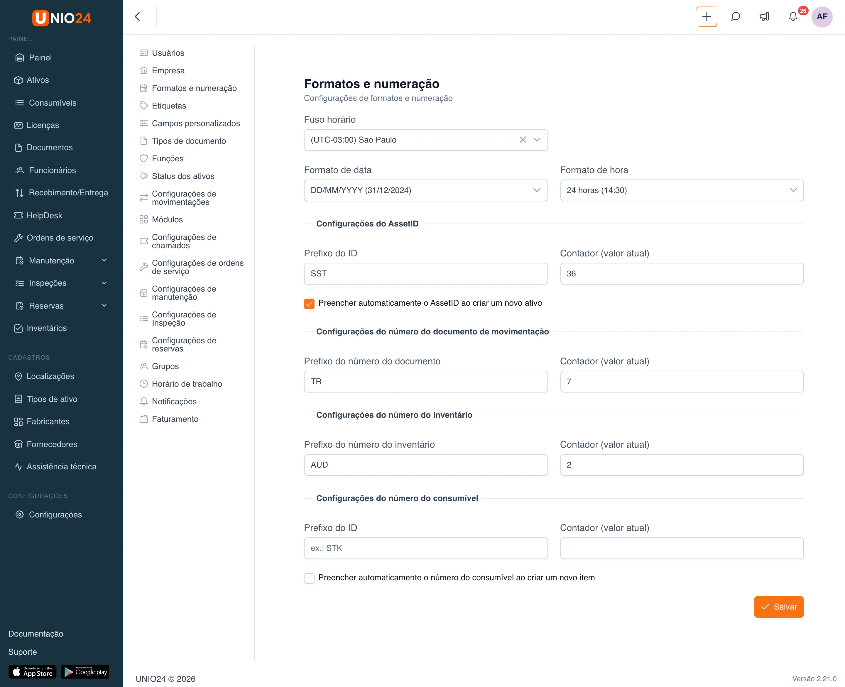 Página «Formatos e numeração»: fuso horário (UTC-03) Sao Paulo, formato de data DD/MM/YYYY e formato de hora 24 horas; abaixo, os blocos «Configurações do AssetID», «Configurações do número do documento de movimentação», «Configurações do número do inventário» e «Configurações do número do consumível» com os campos de prefixo e contador e as caixas de preenchimento automático