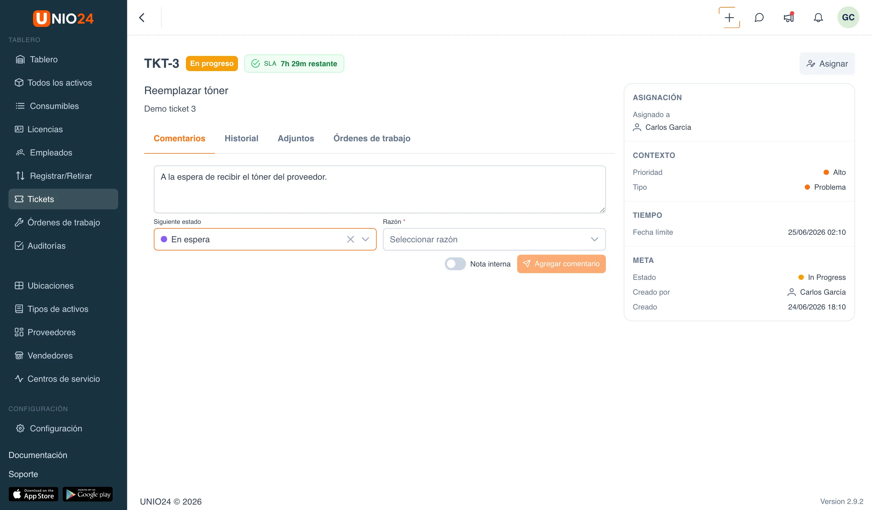 pestaña «Comentarios» del ticket: campo para escribir el comentario, campo «Siguiente estado» (con «En espera» seleccionado) y el campo «Razón» con asterisco que aparece a la derecha, selector «Nota interna»