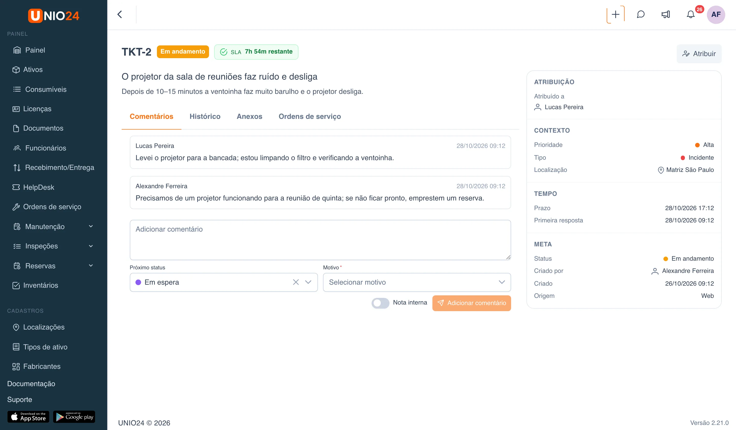Aba “Comentários” do chamado TKT-2: dois comentários, o campo para um novo comentário, o campo “Próximo status” com “Em espera” selecionado, o campo obrigatório “Motivo” que apareceu ao lado e a chave “Nota interna”