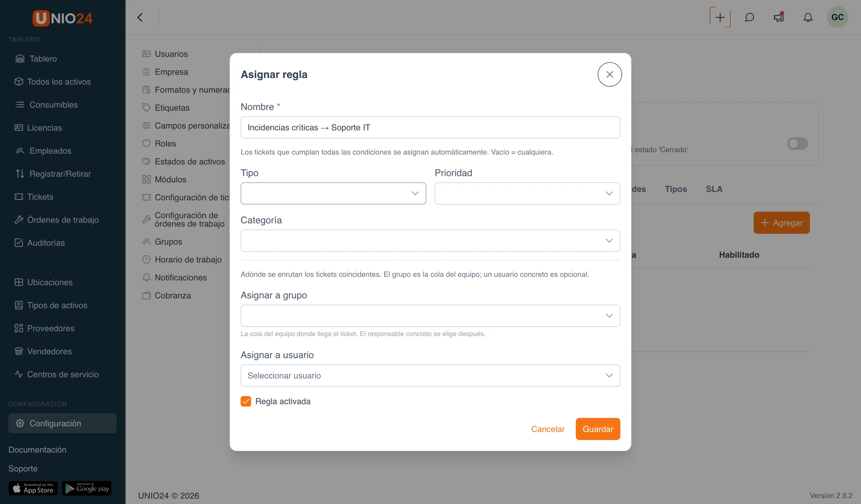 Pestaña «Enrutamiento» en la configuración de tickets con la ventana «Asignar regla» abierta: campo «Nombre», condiciones «Tipo», «Prioridad» y «Categoría» y el bloque de asignación «Asignar a grupo» / «Asignar a usuario» con la casilla «Regla activada»