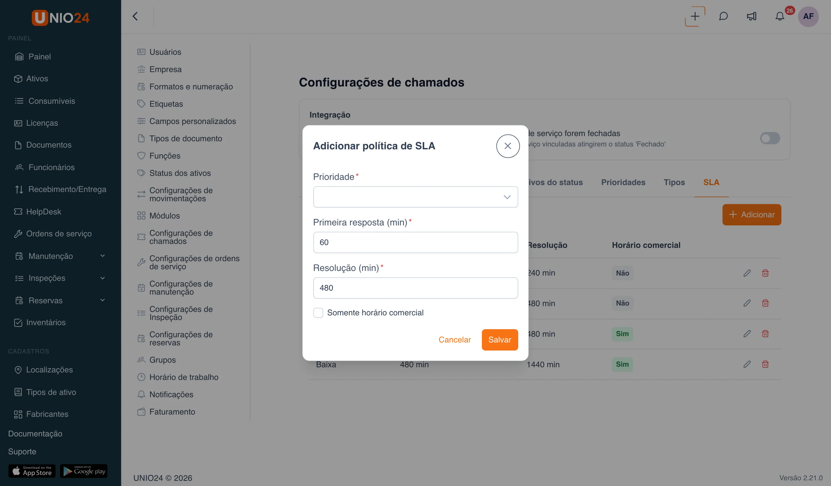 Aba “SLA” da página “Configurações de chamados” com a janela “Adicionar política de SLA” aberta: campos “Prioridade”, “Primeira resposta (min)”, “Resolução (min)” e a caixa “Somente horário comercial”; ao fundo, a tabela de políticas de SLA por prioridade