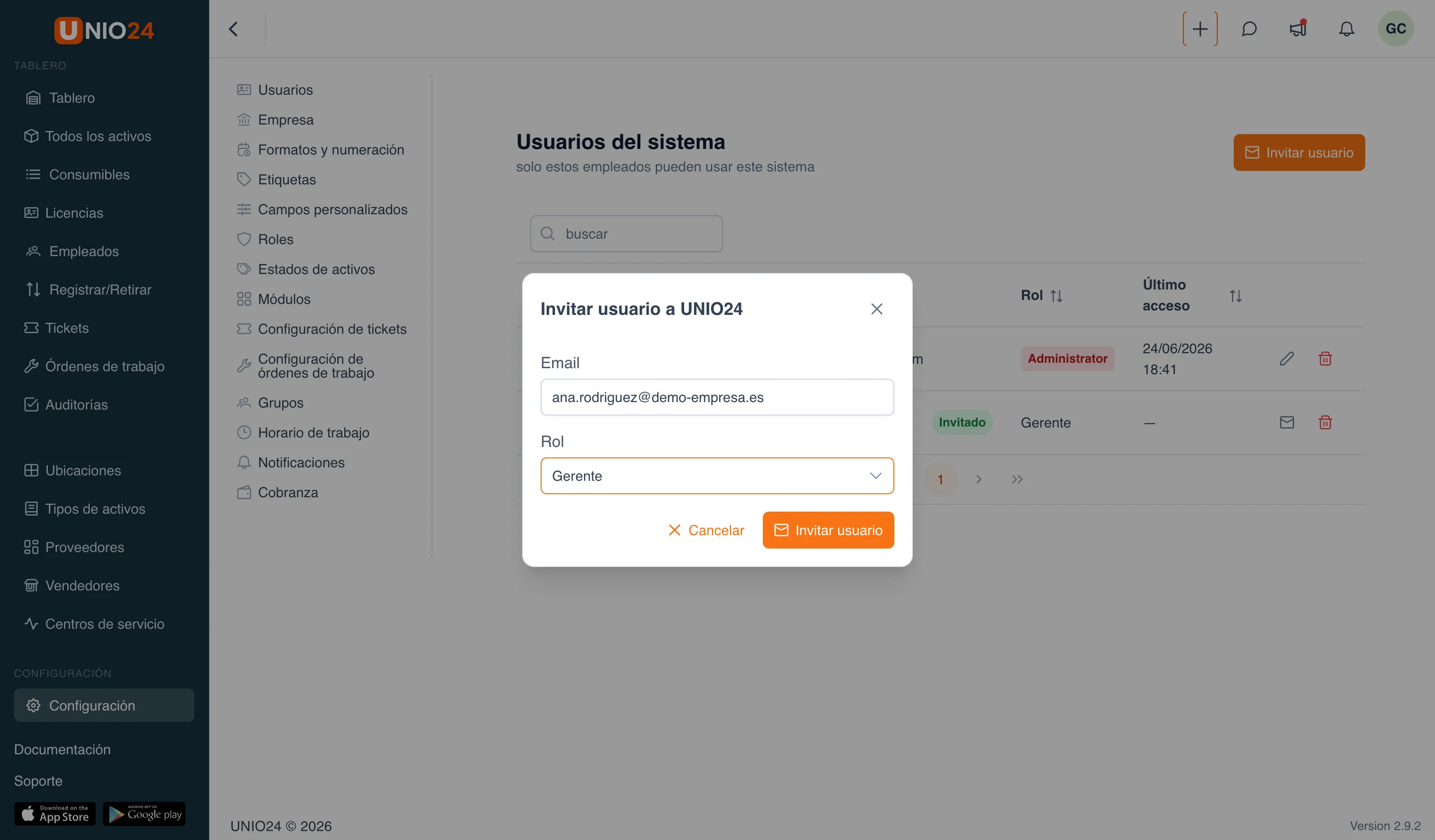 Diálogo «Invitar usuario a UNIO24» con el campo «Email» completado, la lista desplegable «Rol» (Gerente) y el botón «Invitar usuario»
